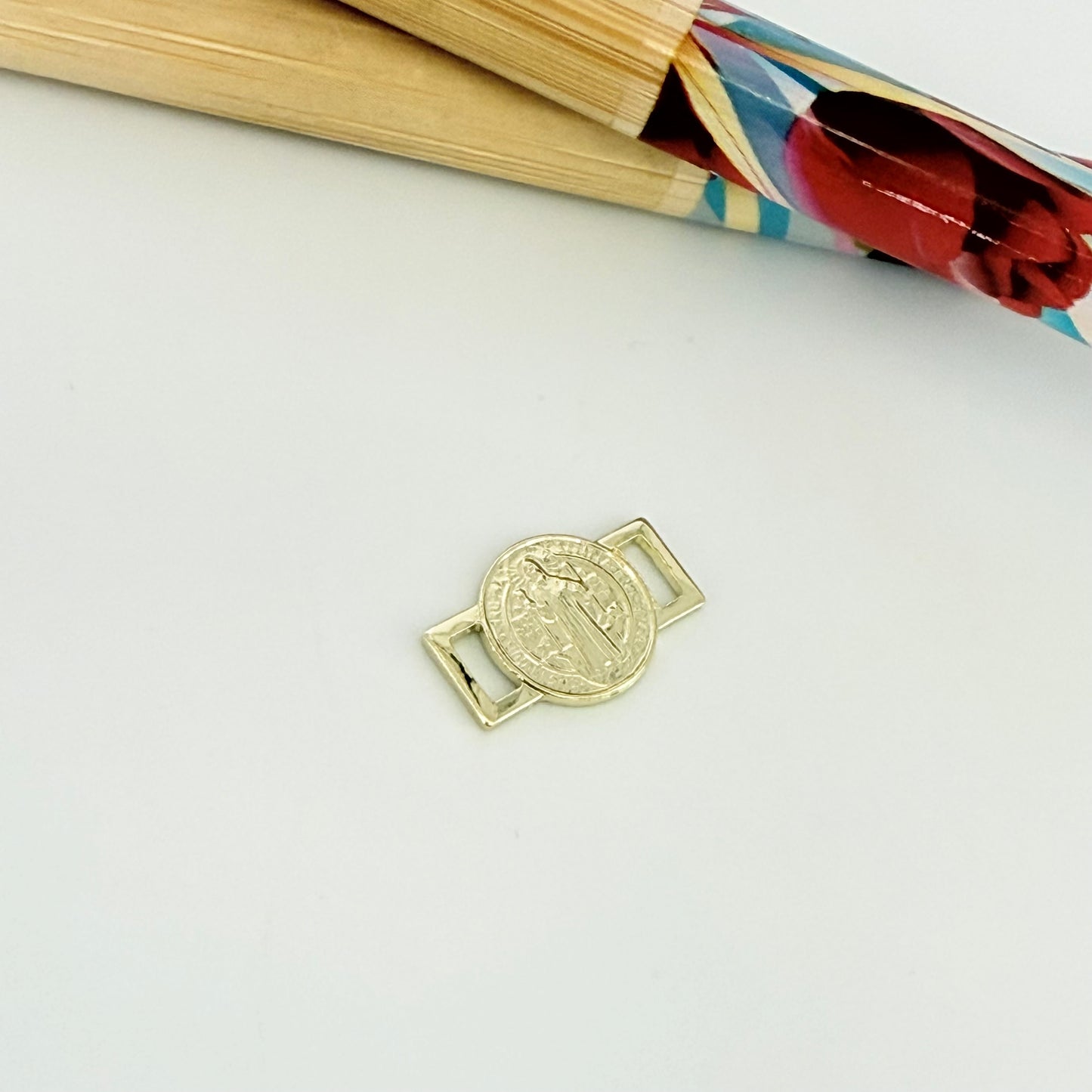 FO1252 Eslabón para pulsera San Benito doble faz diá. 9 mm más corchetes 5 x 2.5 mm Figura Baño Oro