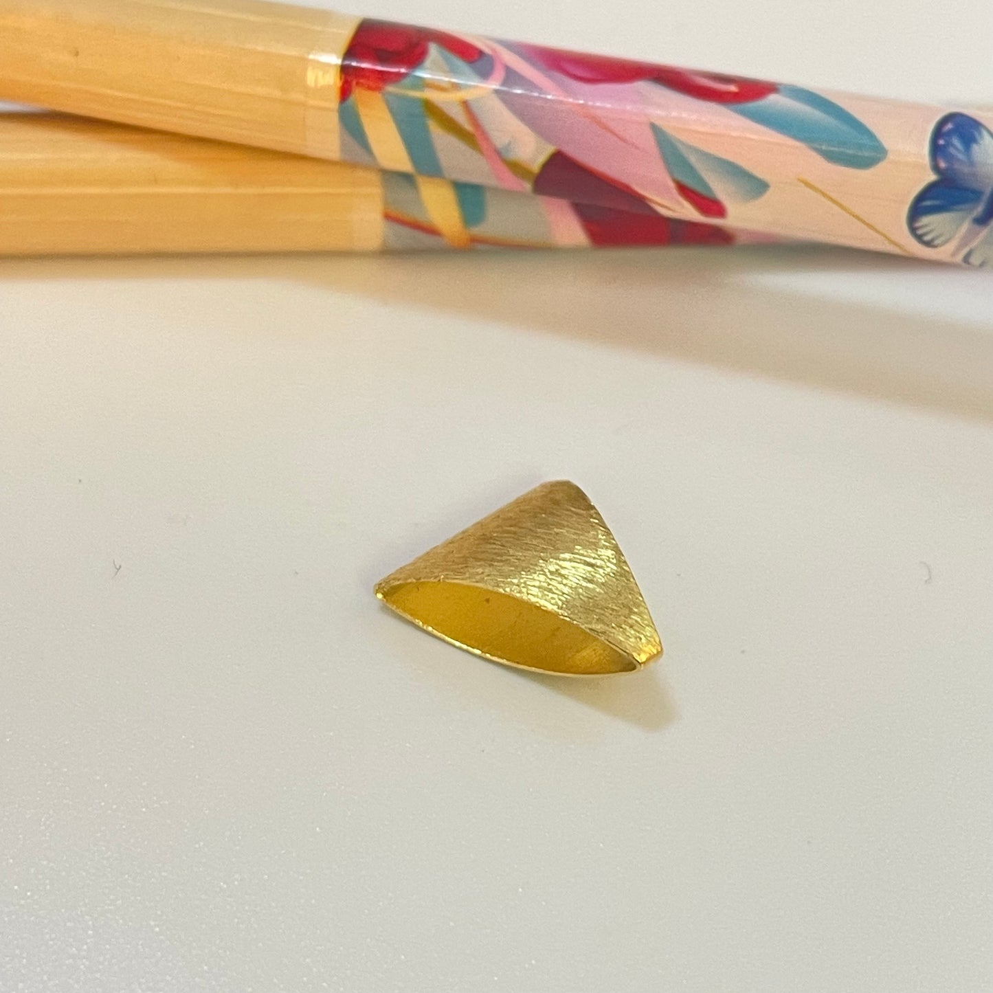 TO03 Tubo Triangulo Lixado 13x12x4.5 mm Accesorio Baño Oro Accesorios Bañados hecho de Bronce Bañado en Oro 18K