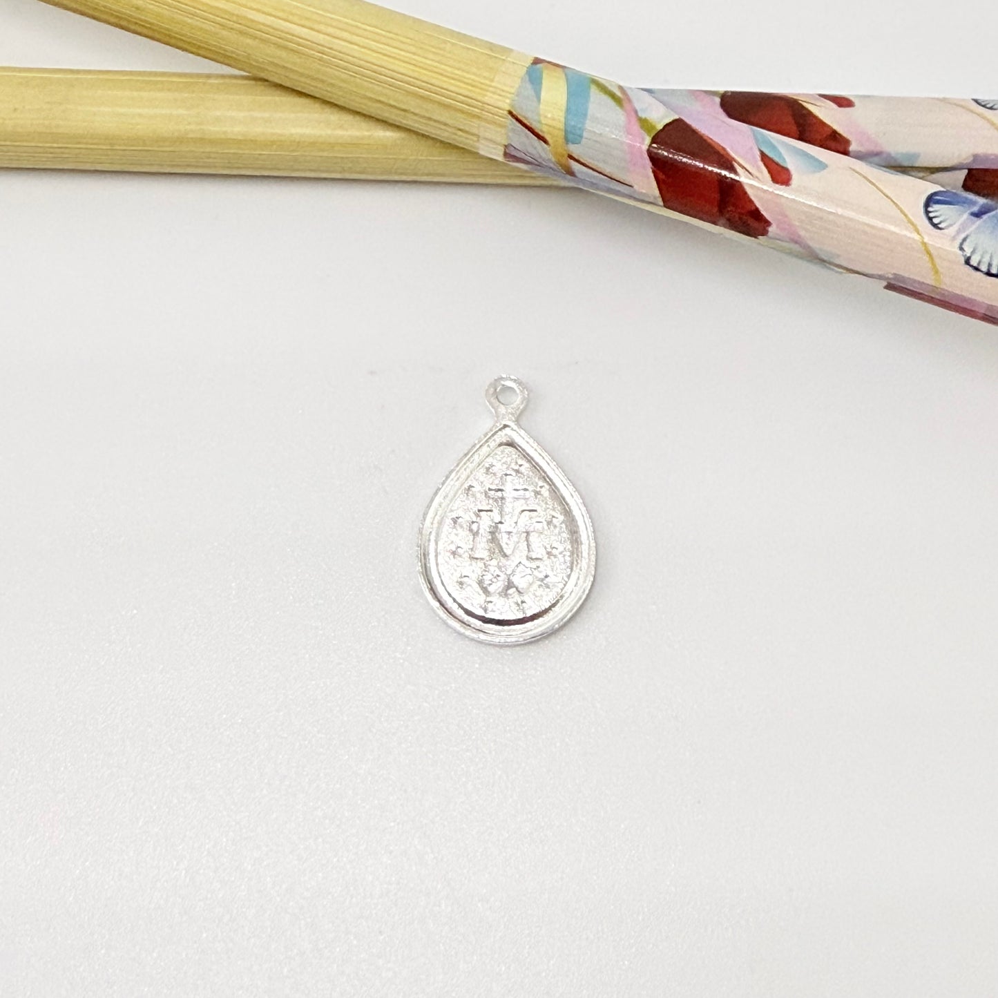 FP1285 Colgante Gota Virgen de los Milagros doble faz 15 x 7 mm más argollita Espesor 1 mm Figura Baño Plata