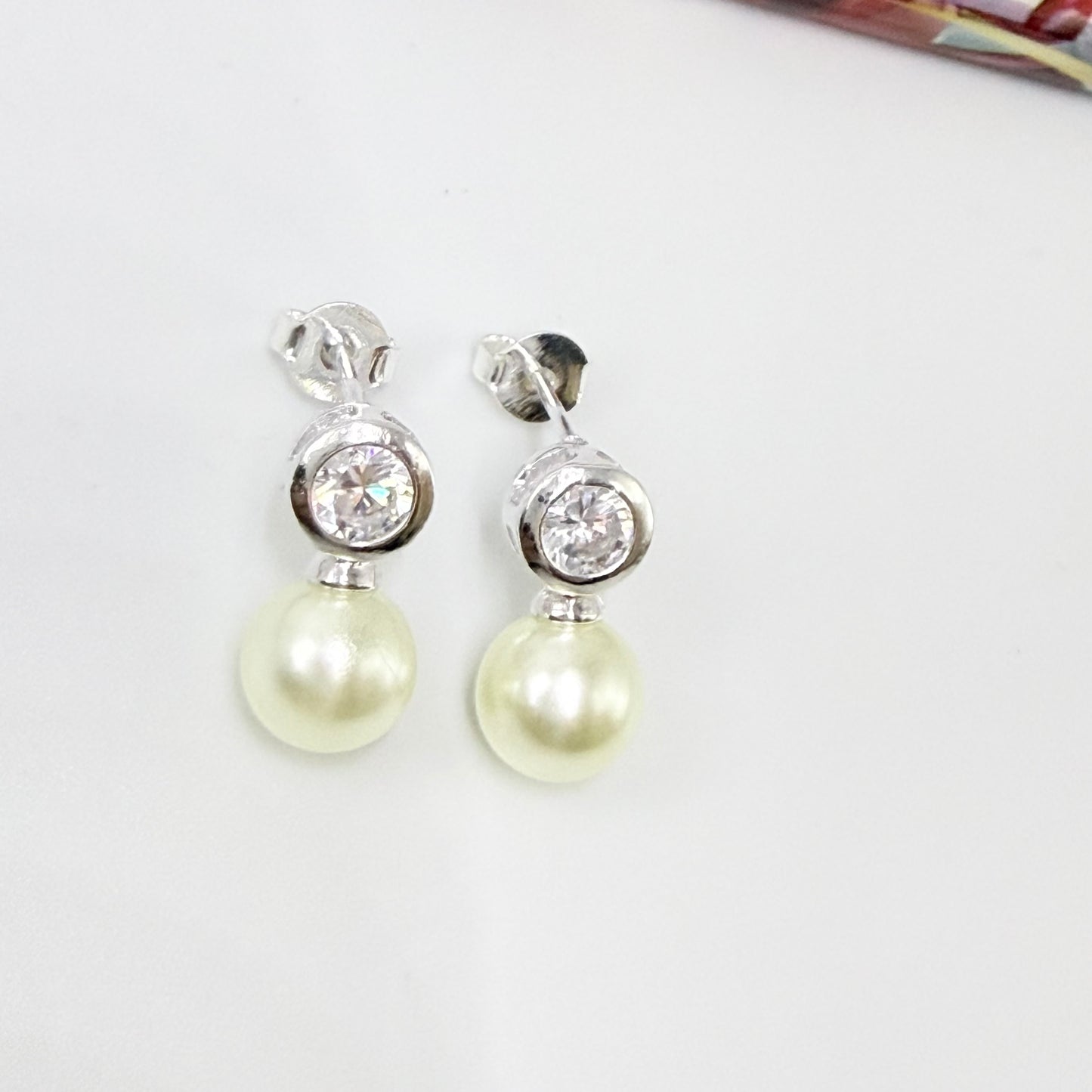 Joyas por Mayor Joyas Bañadas en Plata por Mayor Insumos para Joyas XP583 Aro Perla diá. 9 mm Base Punto de Luz Circón diá. 6.5 mm Espesor 4 mm Figura Baño Plata