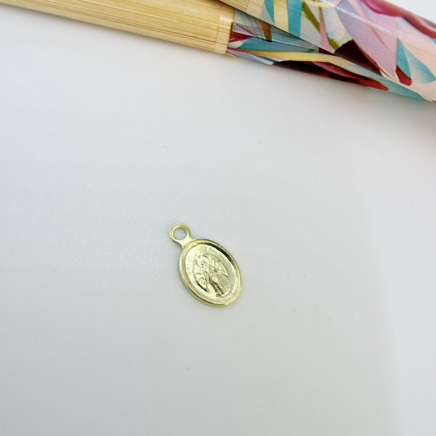 FO1289 Mini Colgante Ovalado Arcángel Rafael 9 x 7 mm más Argollita Espesor 1 mm Figura Baño Oro