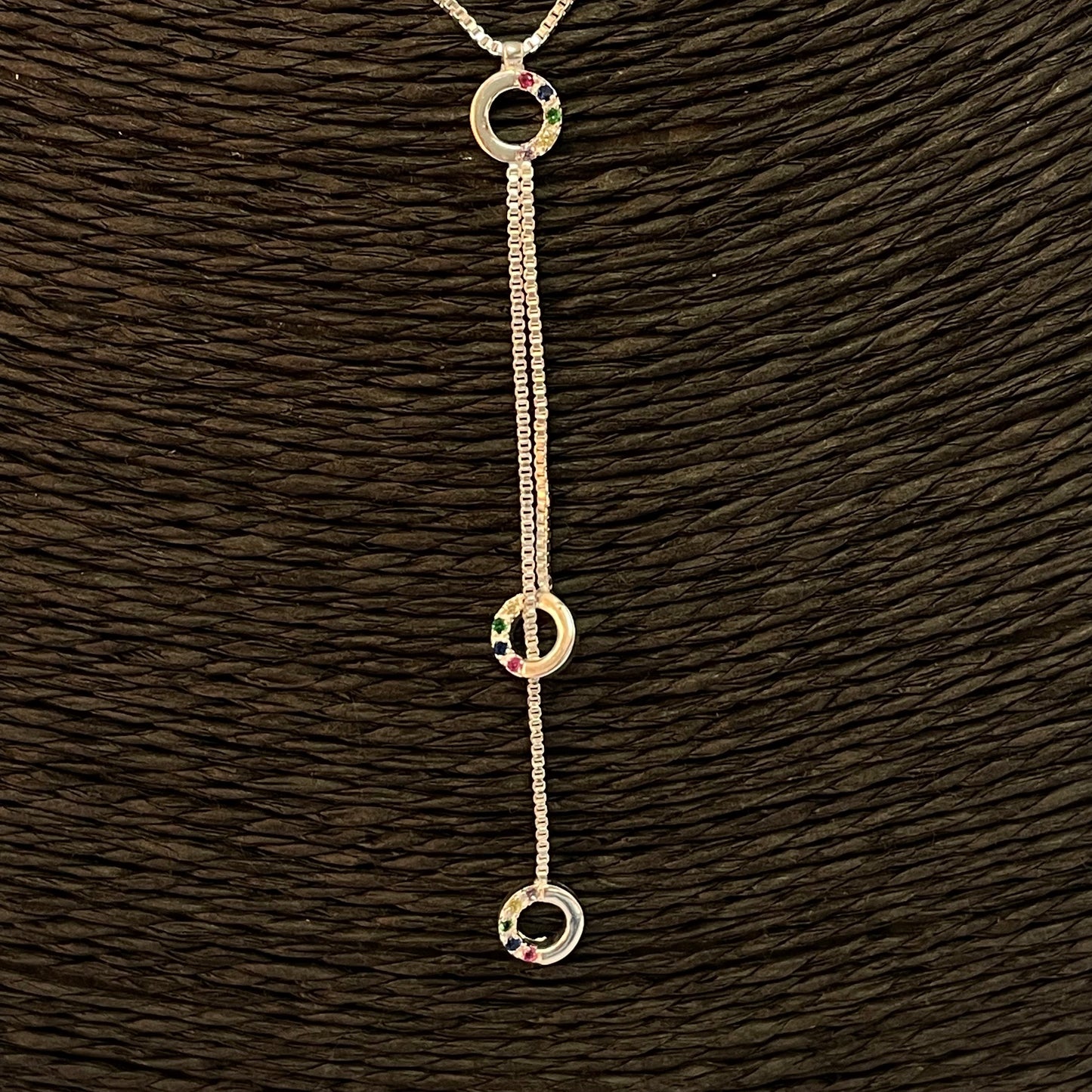 CP168 Collar Cascada con 3 círculos calados con circones de colores de Diá. 6 mm Cadena Veneciana Largo 40 cm largo Cascada 6.3 cm Collar Terminado Baño Plata Cadenas Bañadas hecho de Bronce Bañado en Plata 50 ml Joyas Bañadas en Plata