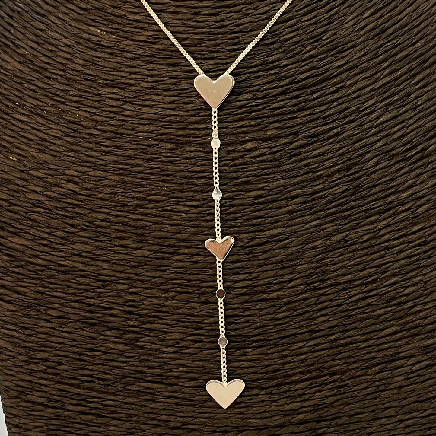 CP169 Collar Cascada Cadena Veneciana con 3 corazones dos de 8 mm y uno de 6 mm Largo 45 cm mas extensor Largo cascada 8 cm Collar Terminado Baño Plata Cadenas Bañadas hecho de Bronce Bañado en Plata 50 ml Joyas Bañadas en Plata