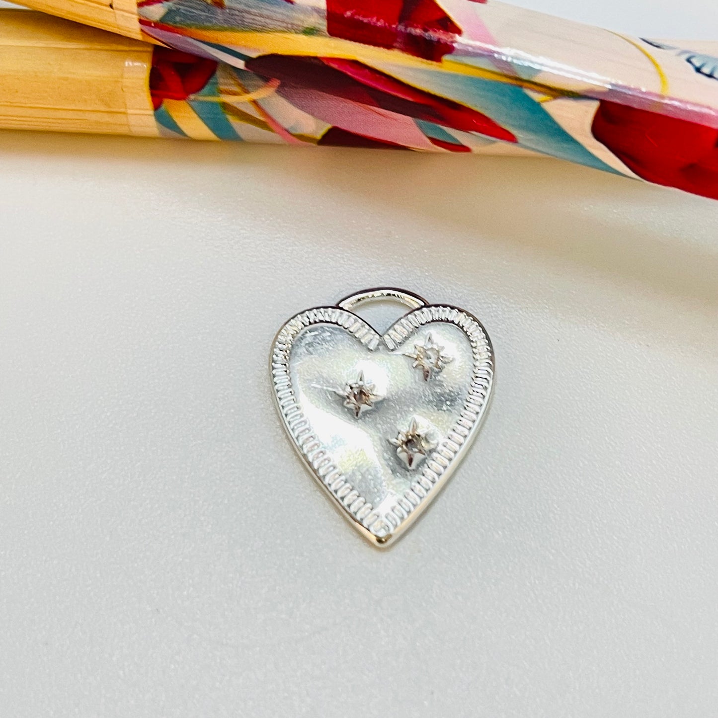 FP1063 Colgante Corazón borde texturado y tres mini estrellas guías con circón 16 x 8 mm Figura Baño Plata Figuras Bañadas hecho de Bronce Bañado en Plata 50 ml Joyas Bañadas en Plata