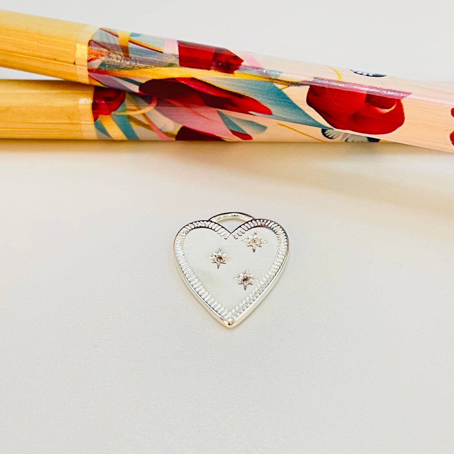 FP1063 Colgante Corazón borde texturado y tres mini estrellas guías con circón 16 x 8 mm Figura Baño Plata Figuras Bañadas hecho de Bronce Bañado en Plata 50 ml Joyas Bañadas en Plata