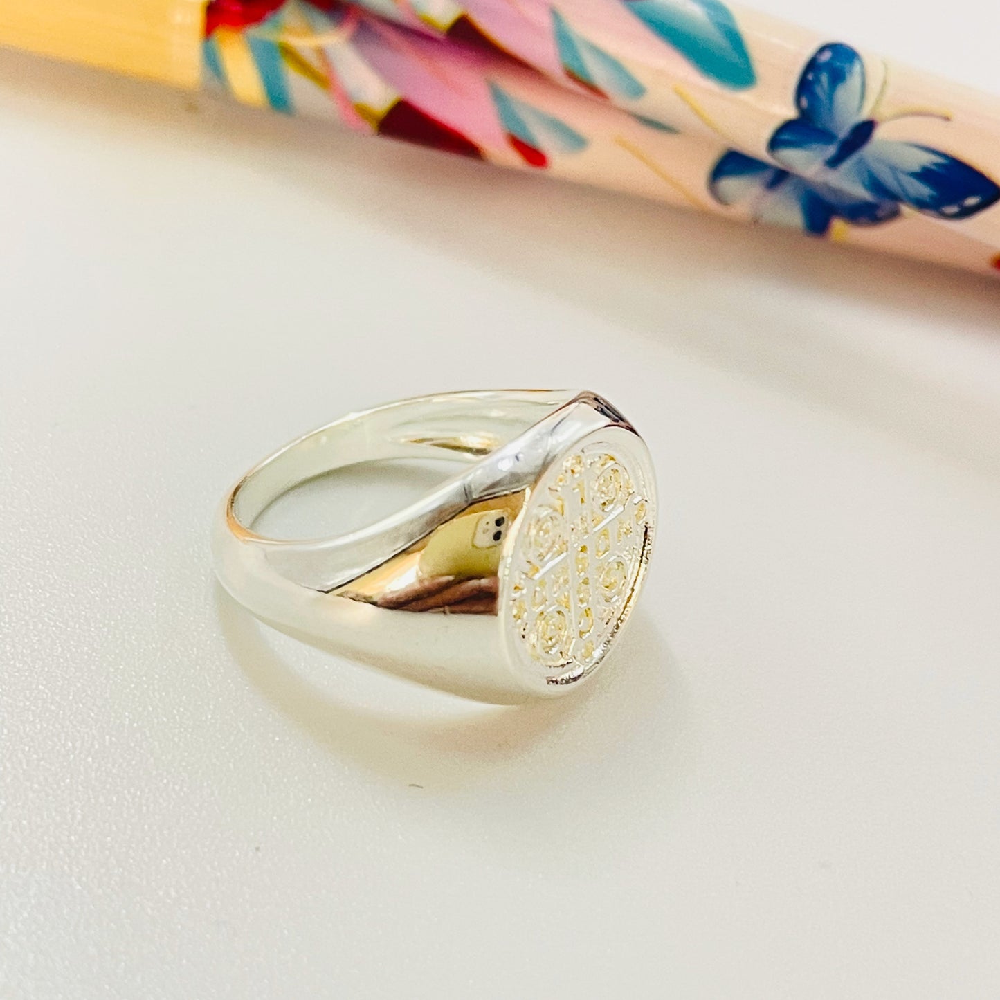 WP71 Anillo Tipo Chevalier Small San Benito Esfera diá. 13 mm Ancho argolla 2.8 mm Anillo Baño Plata Anillos Bañados hecho de Bronce Bañado en Plata 50 ml Joyas Bañadas en Plata