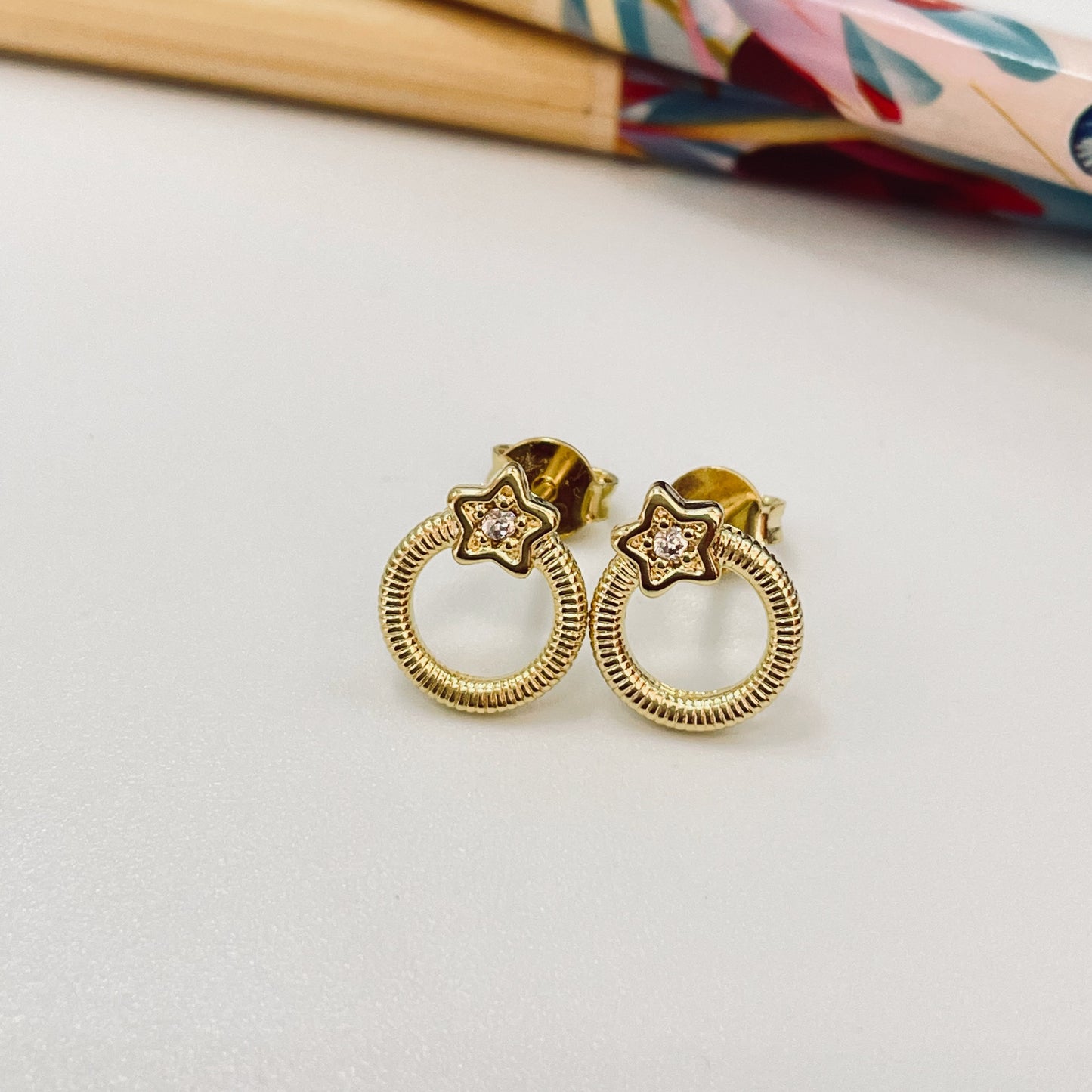 XO366 Aro Estrella con 1 circón 5 mm y argolla texturada Diá. 9.2 mm Tamaño Total 12.2 x 9 .2 mm Aro Baño Oro Aros Bañados hecho de Bronce Bañado en Oro 18K Joyas Bañadas en Oro