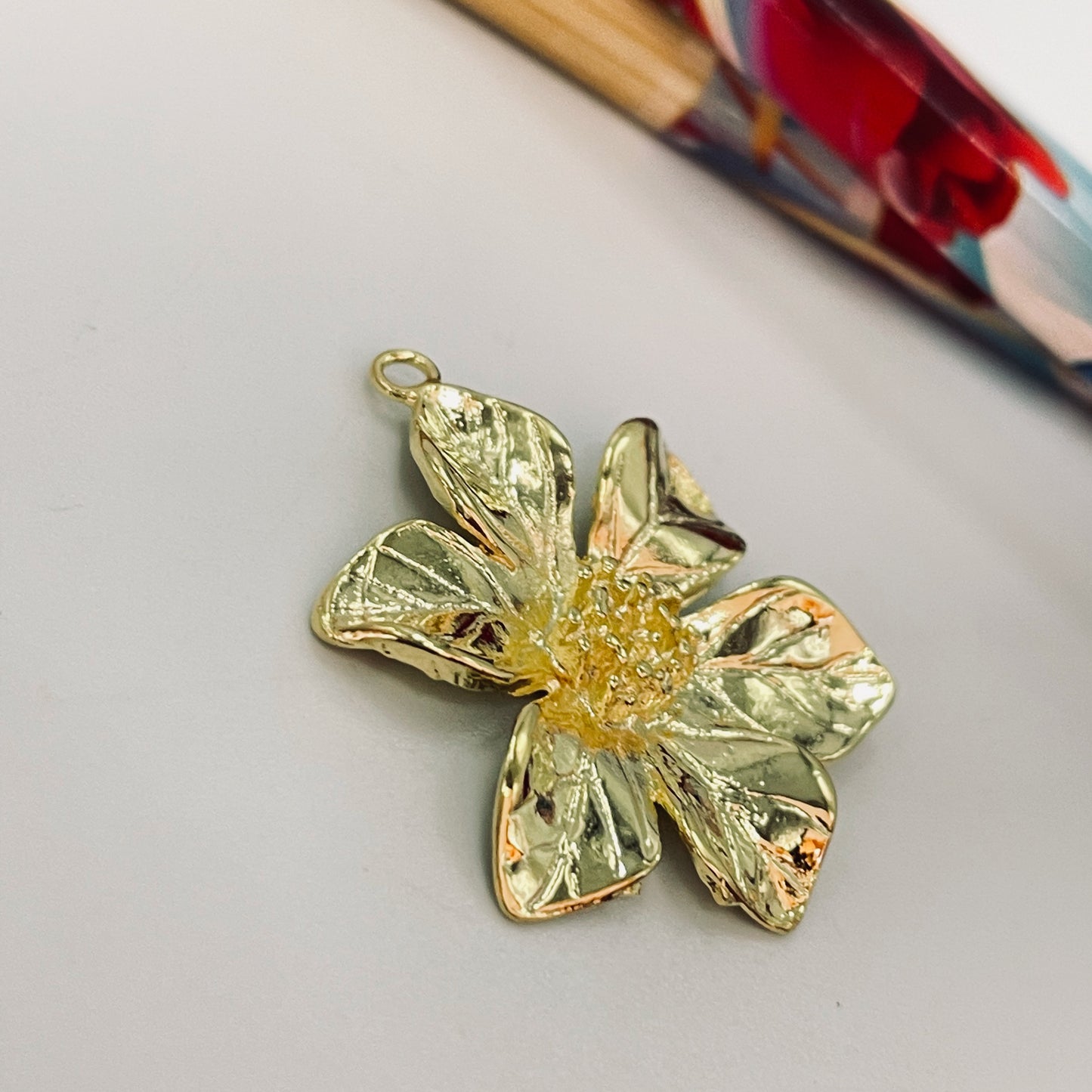 FO1072 Colgante Flor diá. 26 mm mas argollita Nervaduras estampadas y Estambres en relieve Figura Baño Oro Figuras Bañadas hecho de Bronce Bañado en Oro 18K Joyas Bañadas en Oro Editar texto alternativo