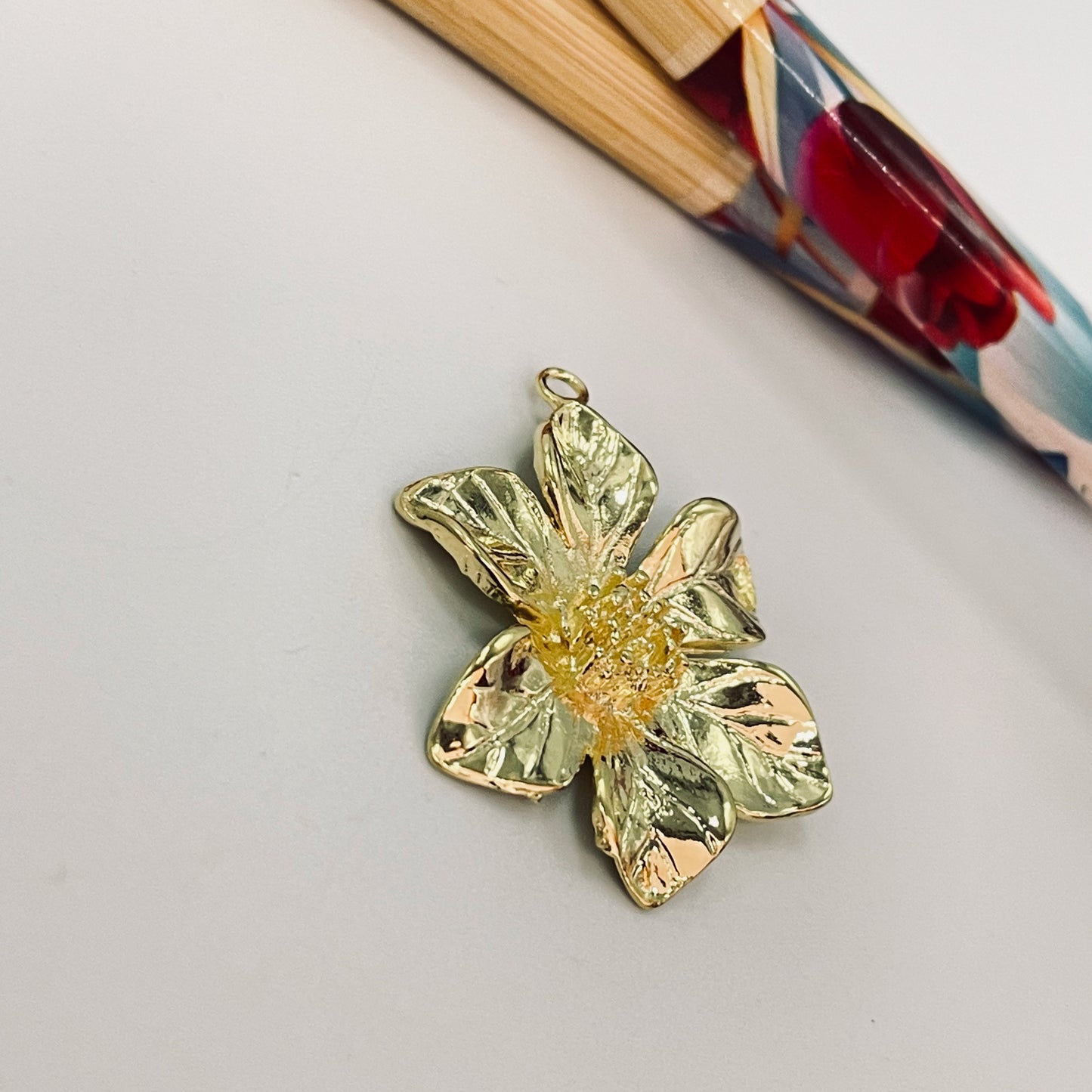 FO1072 Colgante Flor diá. 26 mm mas argollita Nervaduras estampadas y Estambres en relieve Figura Baño Oro Figuras Bañadas hecho de Bronce Bañado en Oro 18K Joyas Bañadas en Oro Editar texto alternativo