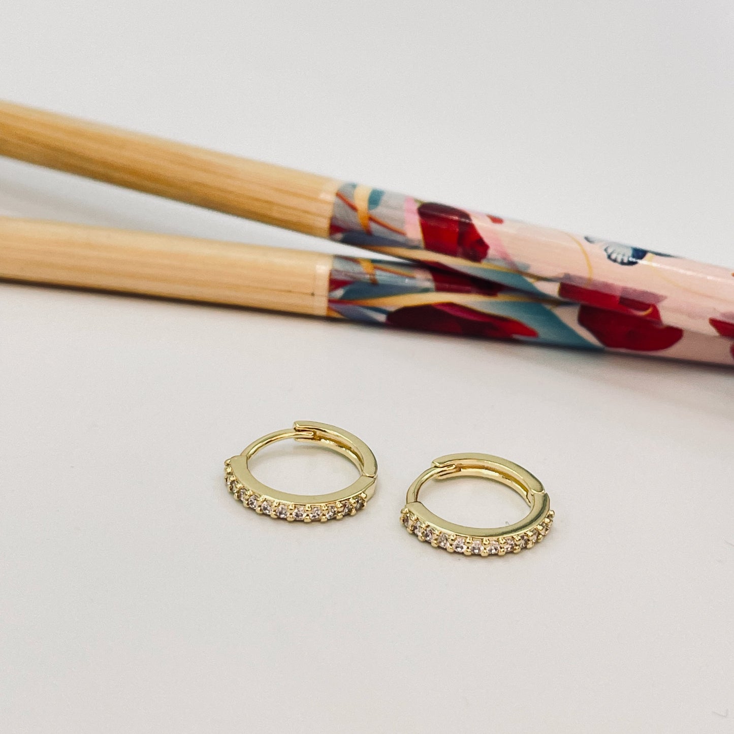 XO358 Aro Argolla Click Circones Espesor 1.5 mm Aro Baño Oro Aros Bañados hecho de Bronce Bañado en Oro 18K Joyas Bañadas en Oro