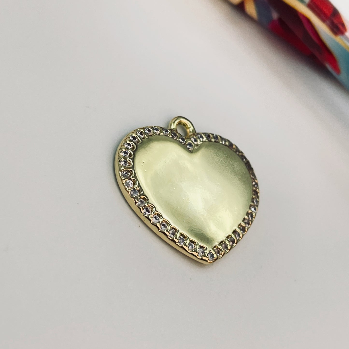 FO1065 Colgante Corazón borde con micro circones 20 x 24 mm mas argollita Figura Baño Oro Figuras Bañadas hecho de Bronce Bañado en Oro 18K Joyas Bañadas en Oro