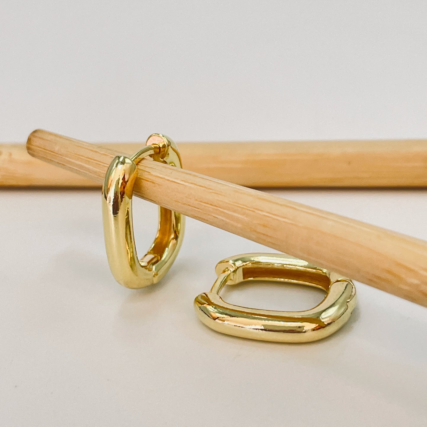 XO361 Aro argolla rectangular Cierre de Click 19 x 16 mm Espesor 3.8 mm Aro Baño Oro Aros Bañados hecho de Bronce Bañado en Oro 18K Joyas Bañadas en Oro