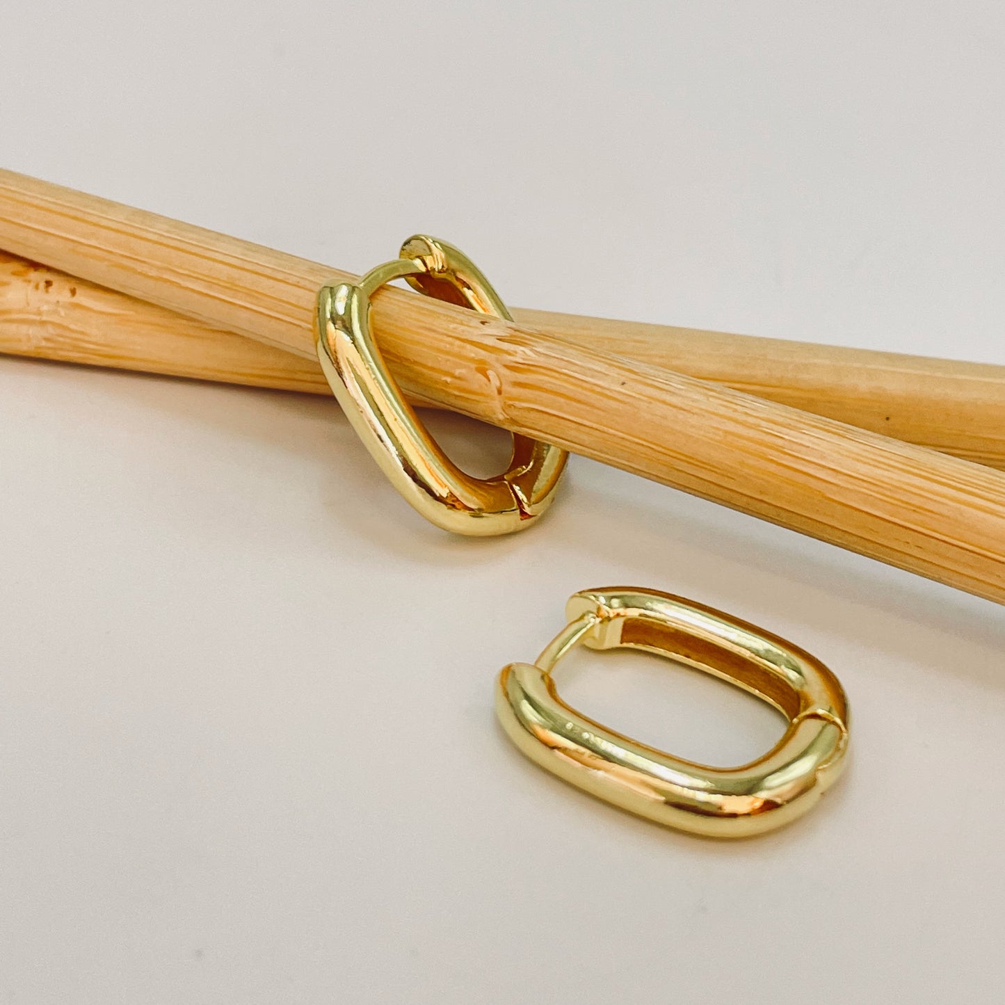XO361 Aro argolla rectangular Cierre de Click 19 x 16 mm Espesor 3.8 mm Aro Baño Oro Aros Bañados hecho de Bronce Bañado en Oro 18K Joyas Bañadas en Oro
