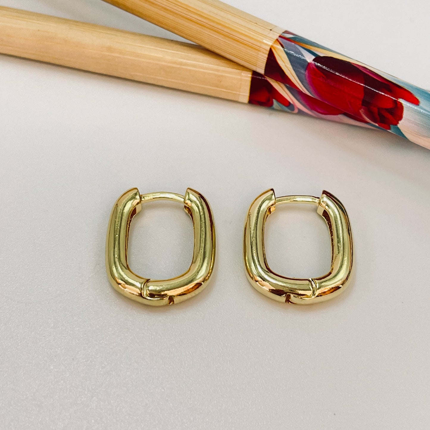 XO361 Aro argolla rectangular Cierre de Click 19 x 16 mm Espesor 3.8 mm Aro Baño Oro Aros Bañados hecho de Bronce Bañado en Oro 18K Joyas Bañadas en Oro