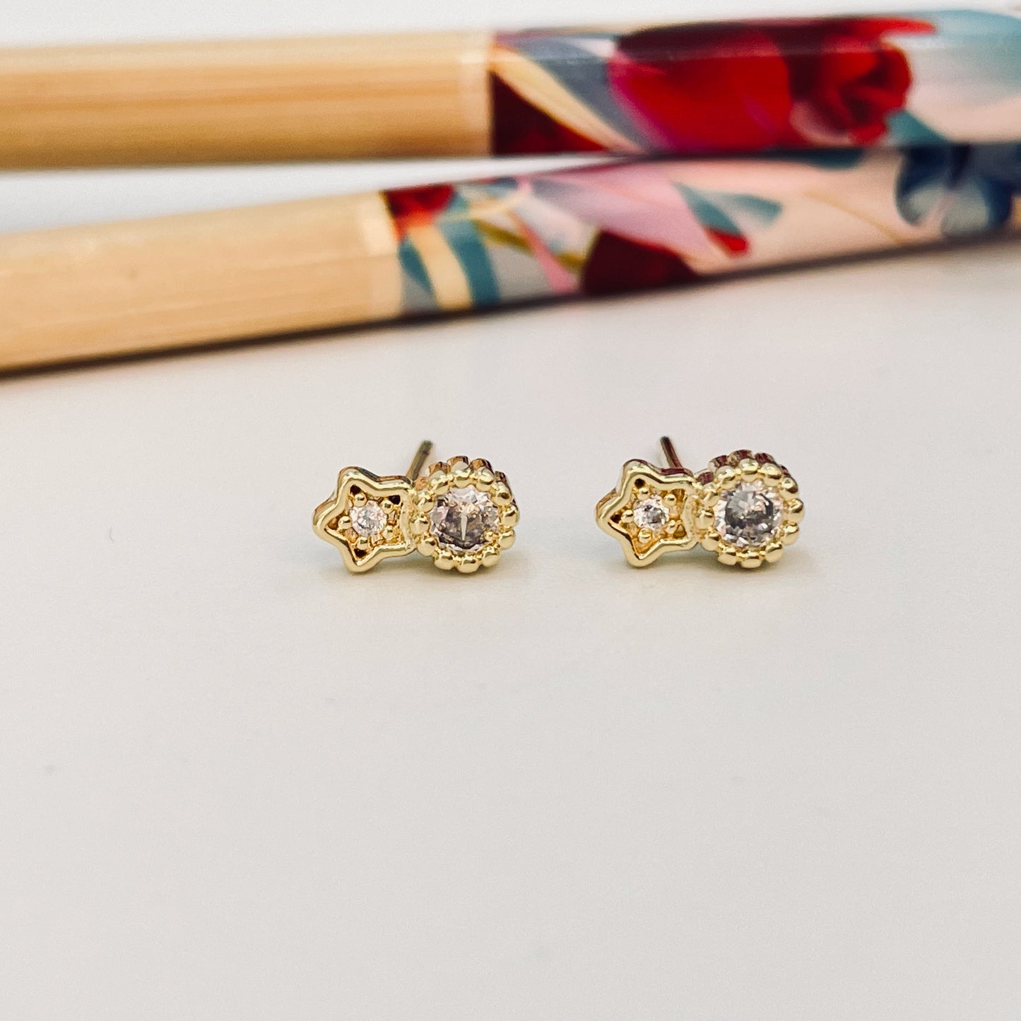 XO367 Aro mini estrella con circón 4 mm y Punto de Luz borde rutilado diá. 4.5 mm Tamaño Total 8.5 x 4.5 mm Aro Baño Oro Aros Bañados hecho de Bronce Bañado en Oro 18K Joyas Bañadas en Oro