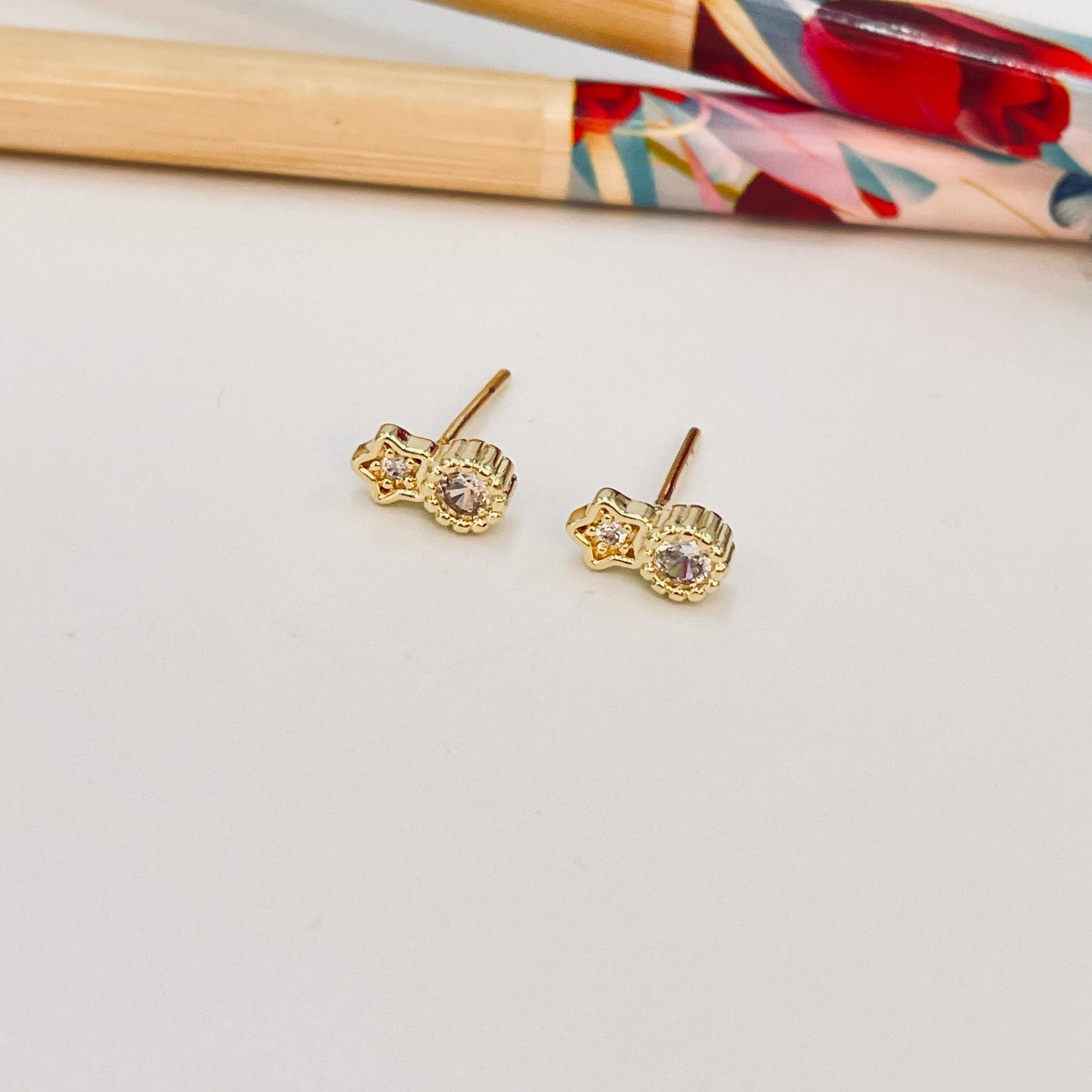 XO367 Aro mini estrella con circón 4 mm y Punto de Luz borde rutilado diá. 4.5 mm Tamaño Total 8.5 x 4.5 mm Aro Baño Oro Aros Bañados hecho de Bronce Bañado en Oro 18K Joyas Bañadas en Oro