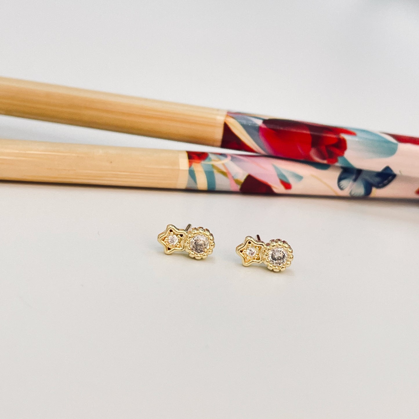 XO367 Aro mini estrella con circón 4 mm y Punto de Luz borde rutilado diá. 4.5 mm Tamaño Total 8.5 x 4.5 mm Aro Baño Oro Aros Bañados hecho de Bronce Bañado en Oro 18K Joyas Bañadas en Oro