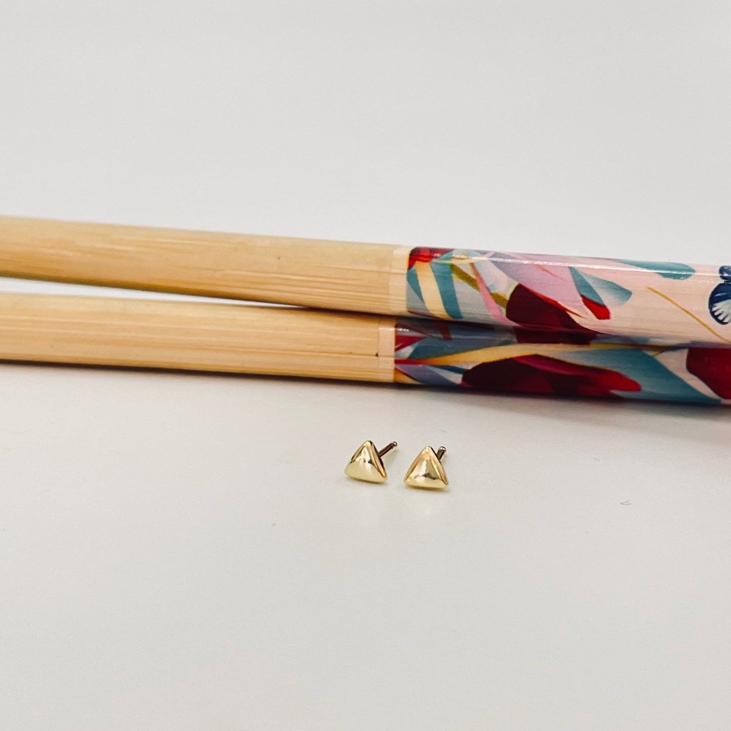 XO369 Aro Mini Triangulo 3.5 mm Aro Baño Oro Aros Bañados hecho de Bronce Bañado en Oro 18K Joyas Bañadas en Oro