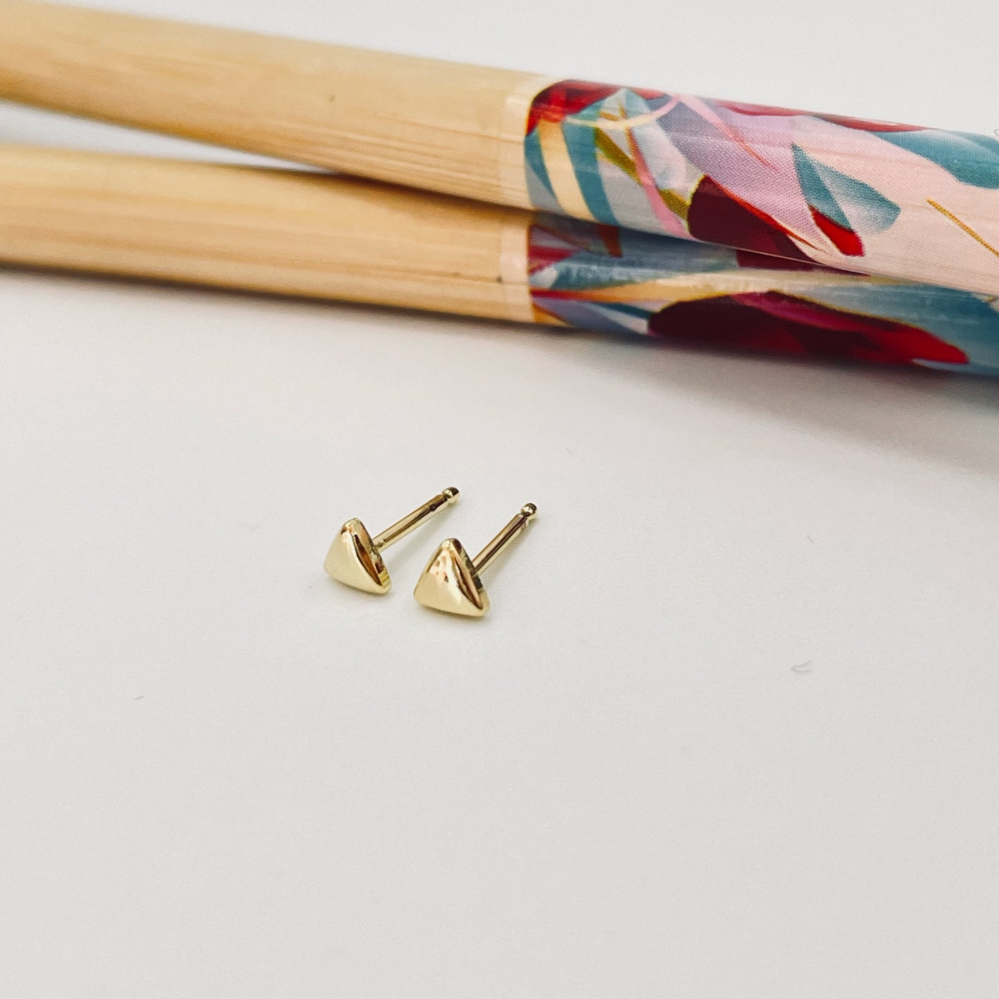XO369 Aro Mini Triangulo 3.5 mm Aro Baño Oro Aros Bañados hecho de Bronce Bañado en Oro 18K Joyas Bañadas en Oro