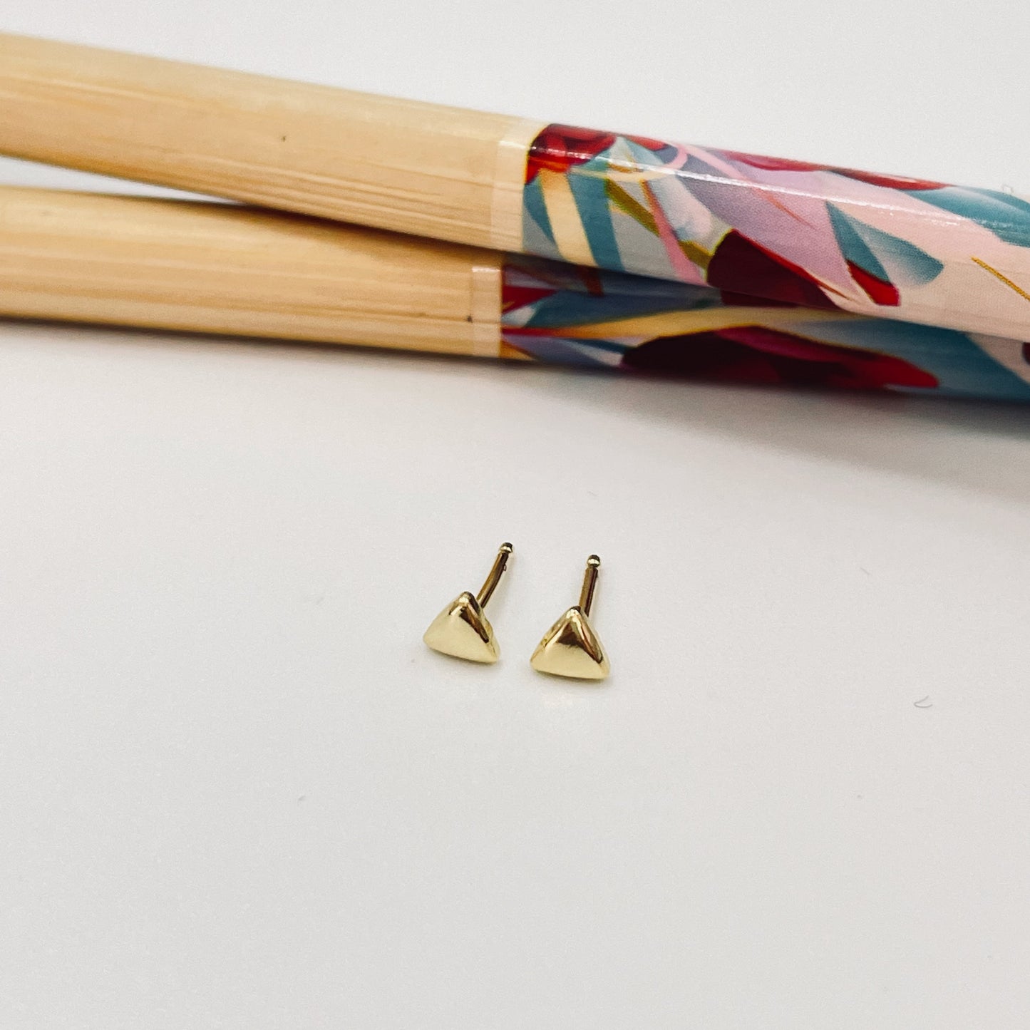 XO369 Aro Mini Triangulo 3.5 mm Aro Baño Oro Aros Bañados hecho de Bronce Bañado en Oro 18K Joyas Bañadas en Oro