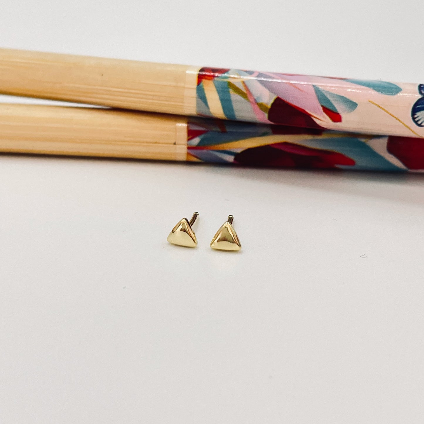 XO369 Aro Mini Triangulo 3.5 mm Aro Baño Oro Aros Bañados hecho de Bronce Bañado en Oro 18K Joyas Bañadas en Oro