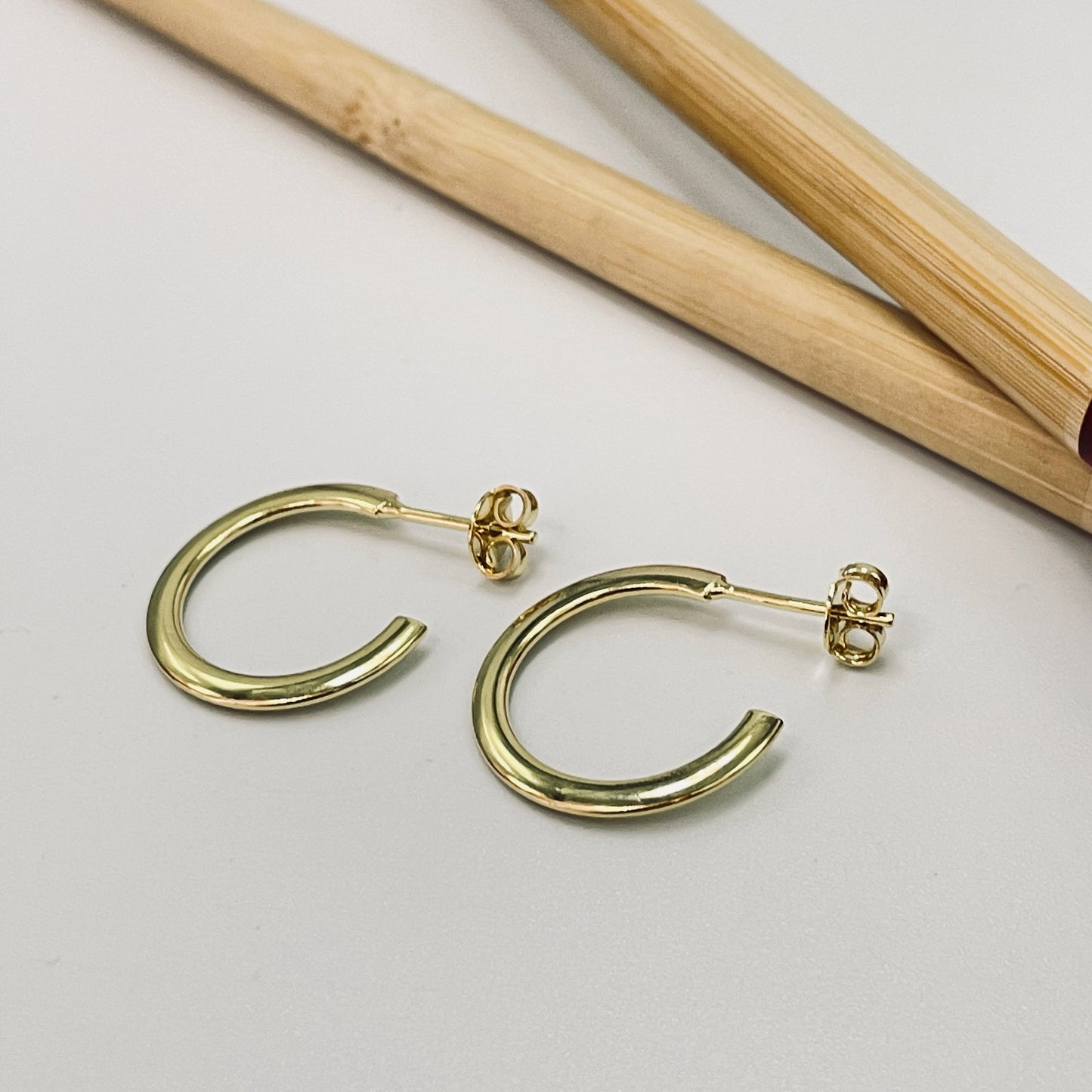 XO379 Aro Argolla Plana 15 x 1.2 mm Espesor 2.2 mm Aro Baño Oro Aros Bañados hecho de Bronce Bañado en Oro 18K Joyas Bañadas en Oro