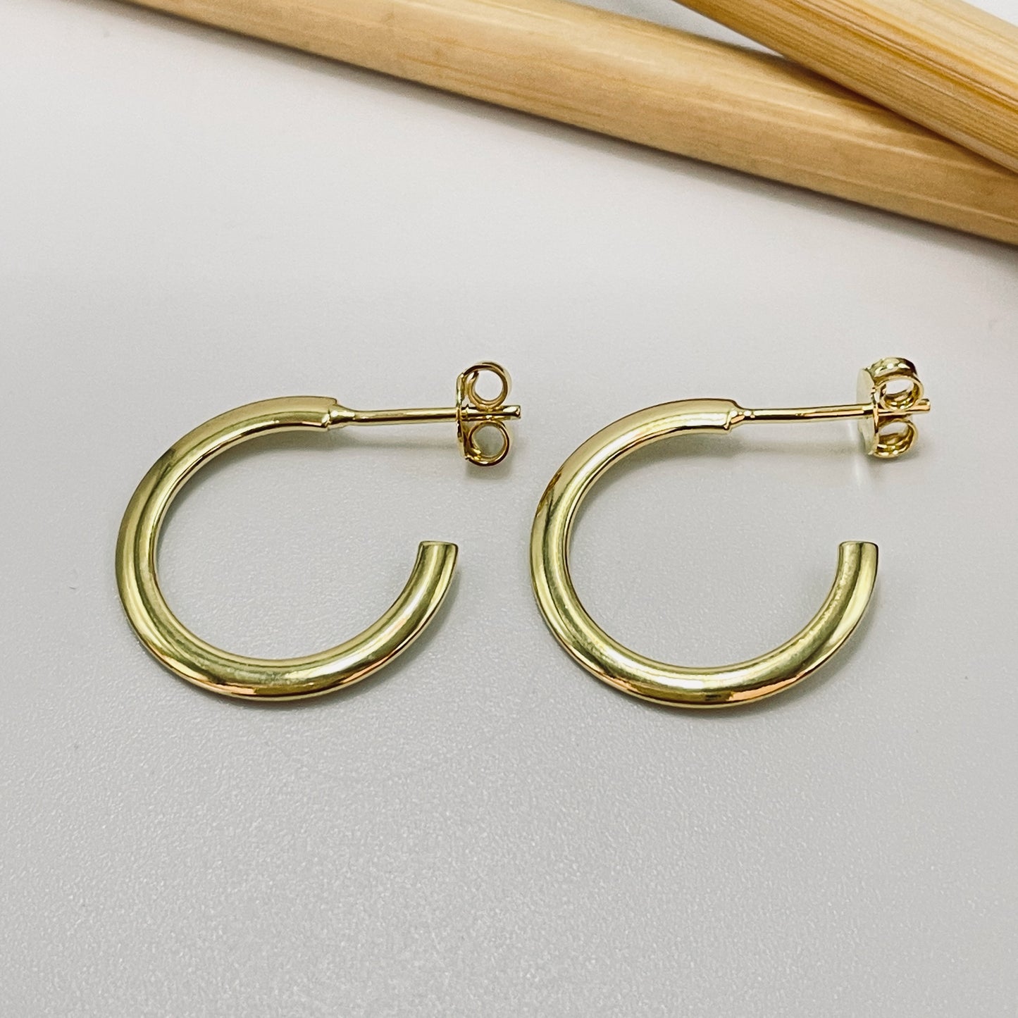 XO379 Aro Argolla Plana 15 x 1.2 mm Espesor 2.2 mm Aro Baño Oro Aros Bañados hecho de Bronce Bañado en Oro 18K Joyas Bañadas en Oro