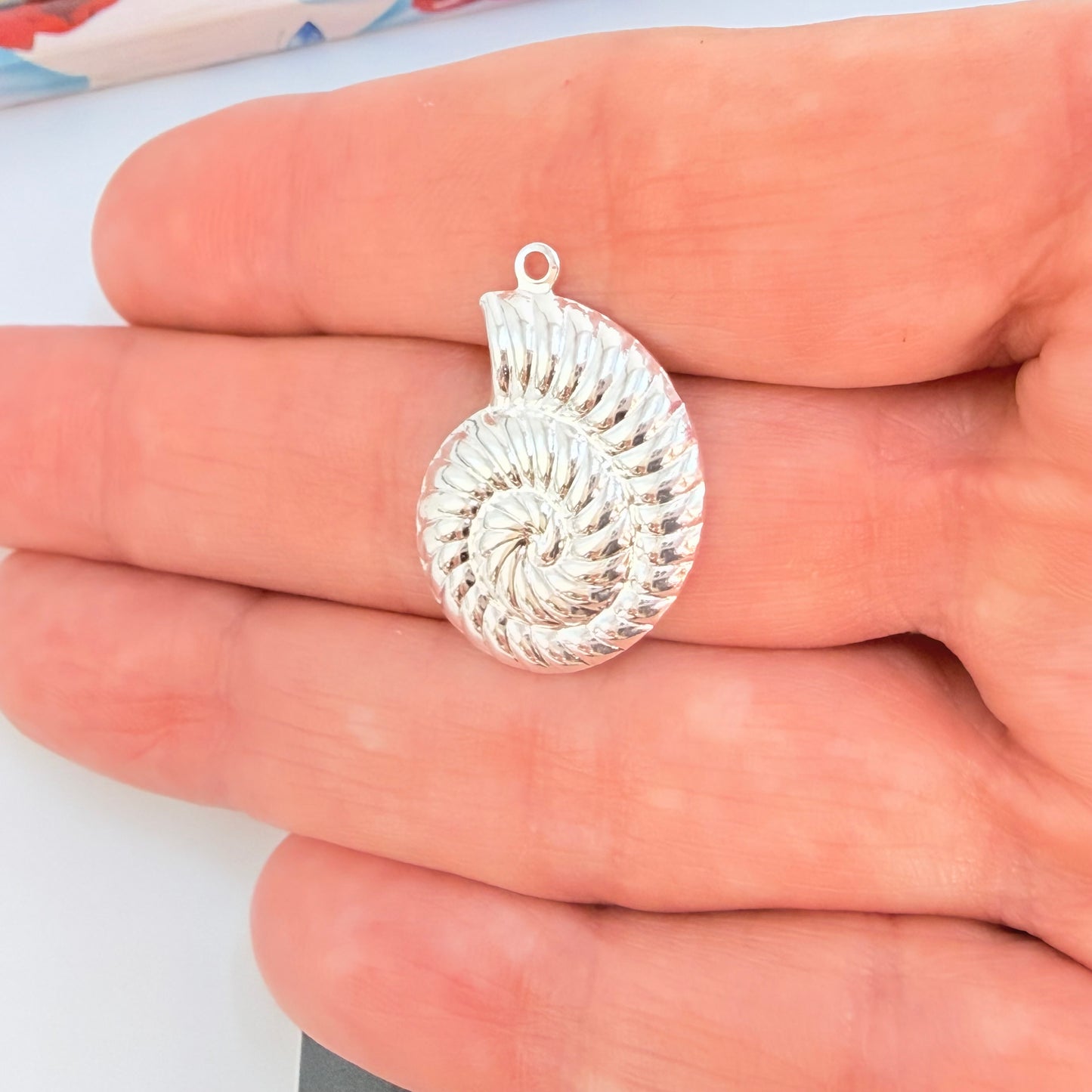 Joyas por Mayor Joyas Bañadas en Plata por Mayor Insumos para Joyas FP1259 Colgante Caracola Lado Izquierdo 20 x 16 mm más argollita Espesor 0.8 mm Figura Baño Plata