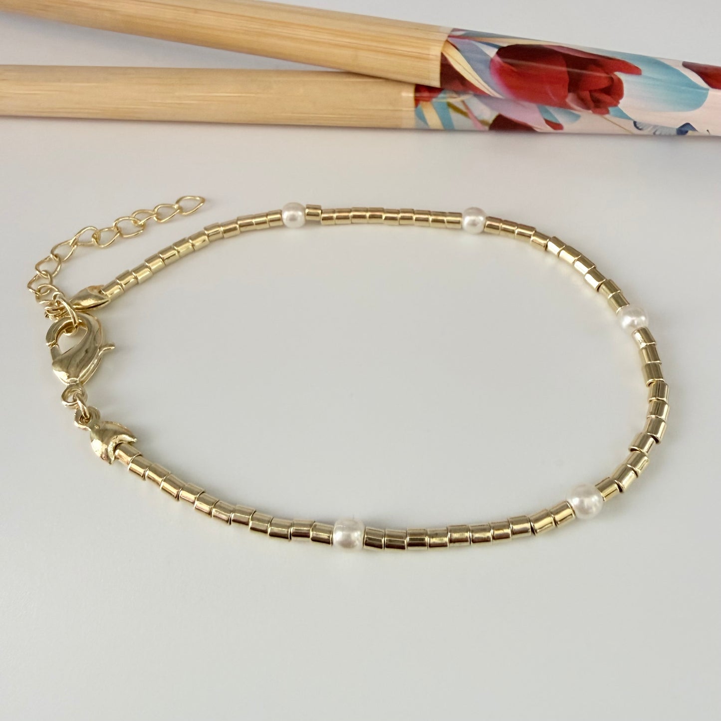 Joyas por Mayor Joyas Bañadas en Oro por Mayor Insumos para Joyas PO36 Pulsera Mostacillas 2 mm y Perlas 3 mm Largo 15.5 cm más extensor de 3 cm Pulsera Baño Oro