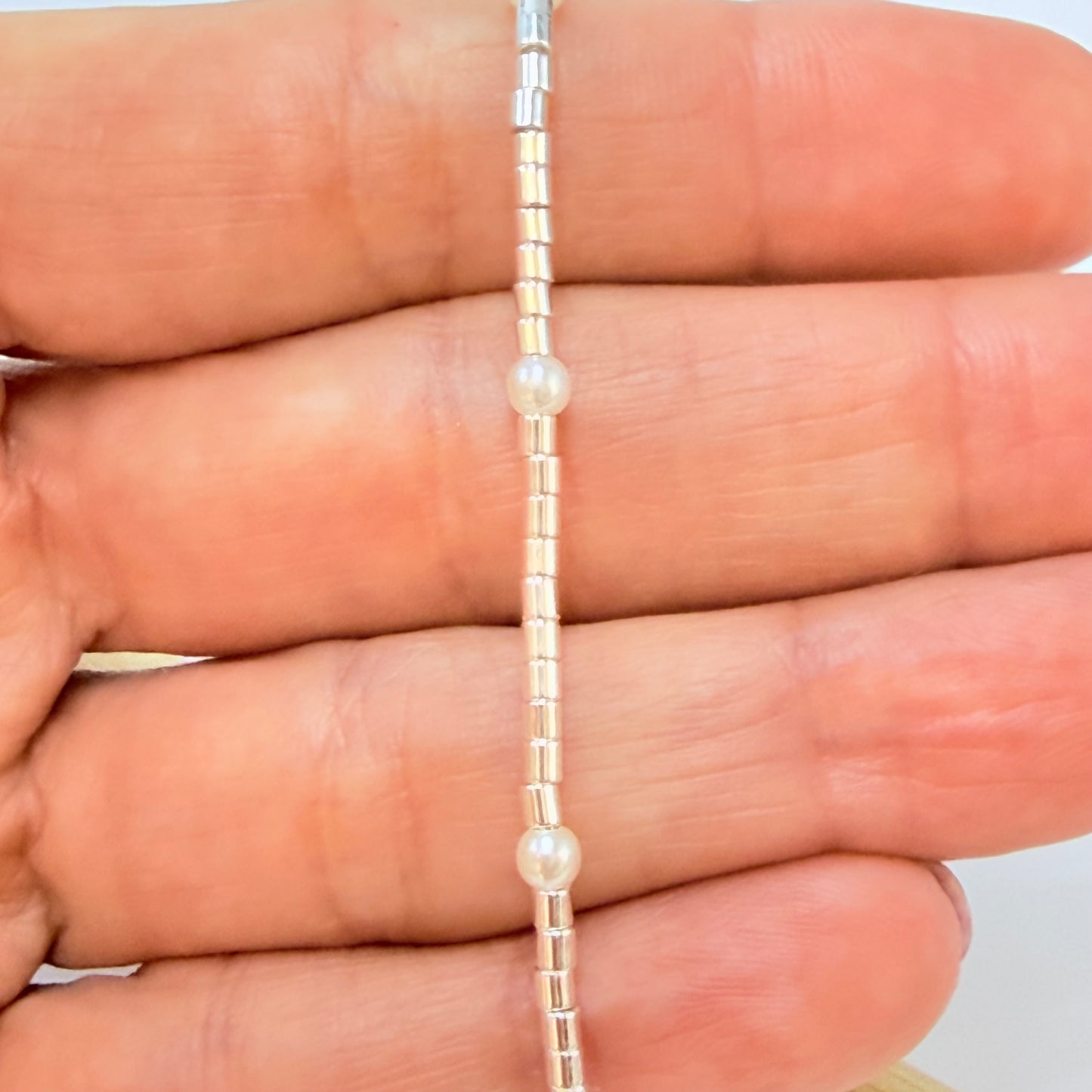 Joyas por Mayor Joyas Bañadas en Plata por Mayor Insumos para Joyas PP36 Pulsera Mostacillas 2 mm y Perlas 3 mm Largo 15.5 cm más extensor de 3 cm Pulsera Baño Plata