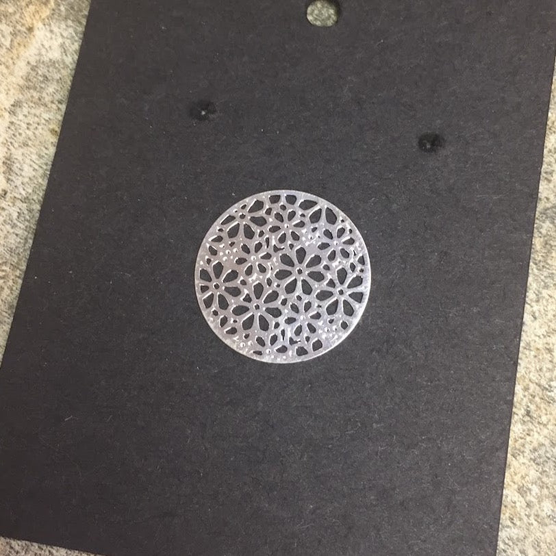 FP116 Figura Calada Diseño Margaritas 25 mm Figura Baño Plata Figuras Bañadas en Plata hecho de Bronce Bañado en Plata 50 ml