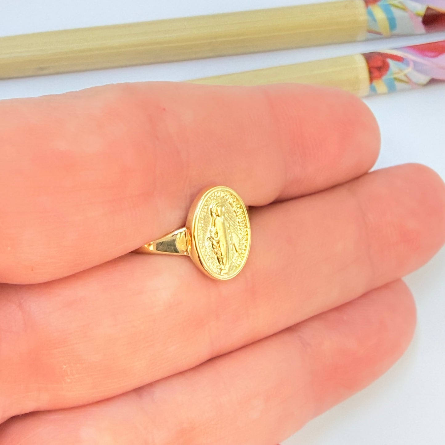 Joyas por Mayor Joyas Bañadas en Oro por Mayor Insumos para Joyas WO78 Anillo Virgen de los Rayos Esfera 11 x 9 mm espesor 2 mm Ancho argolla 1.8 mm Anillo Baño Oro