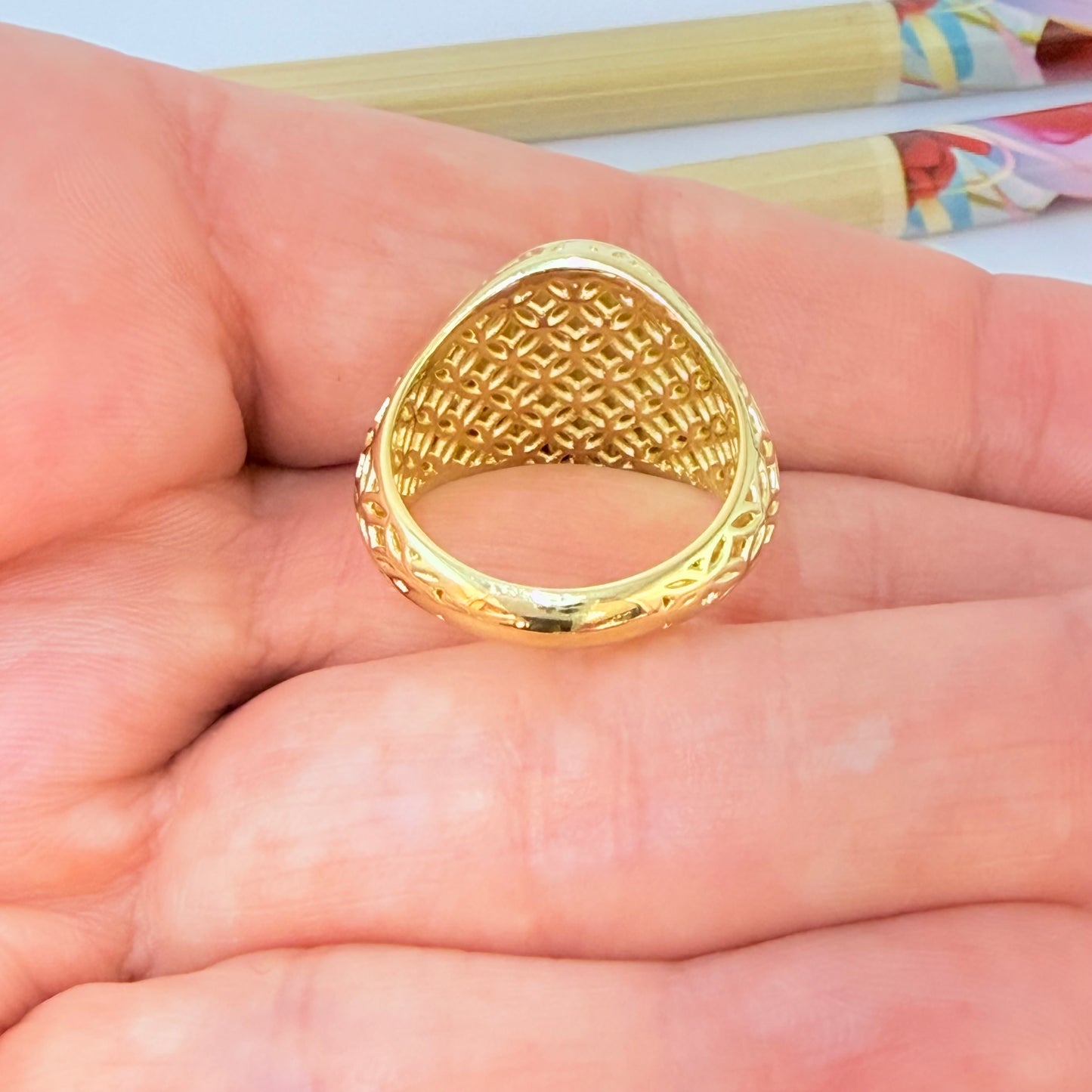 Joyas por Mayor Joyas Bañadas en Oro por Mayor Insumos para Joyas WO80 Anillo Tipo Chevalier Virgen de los Rayos Esfera Ovalada 14 x 11 mm ancho argolla 3 mm Anillo Baño Oro