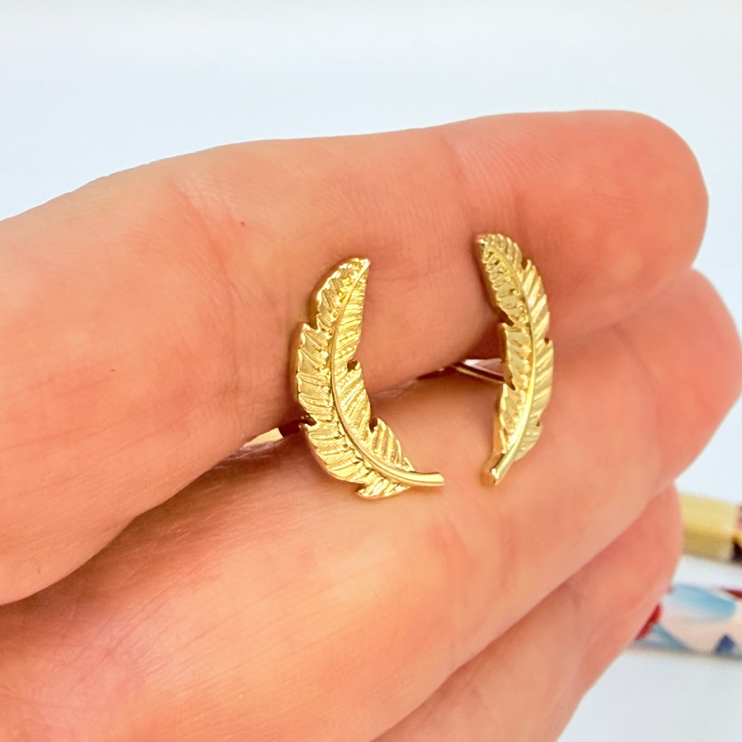 Joyas por Mayor Joyas Bañadas en Oro por Mayor Insumos para Joyas XO572 Aro Pluma 17 x 5 mm Espesor 1.2 mm Aro Baño Oro