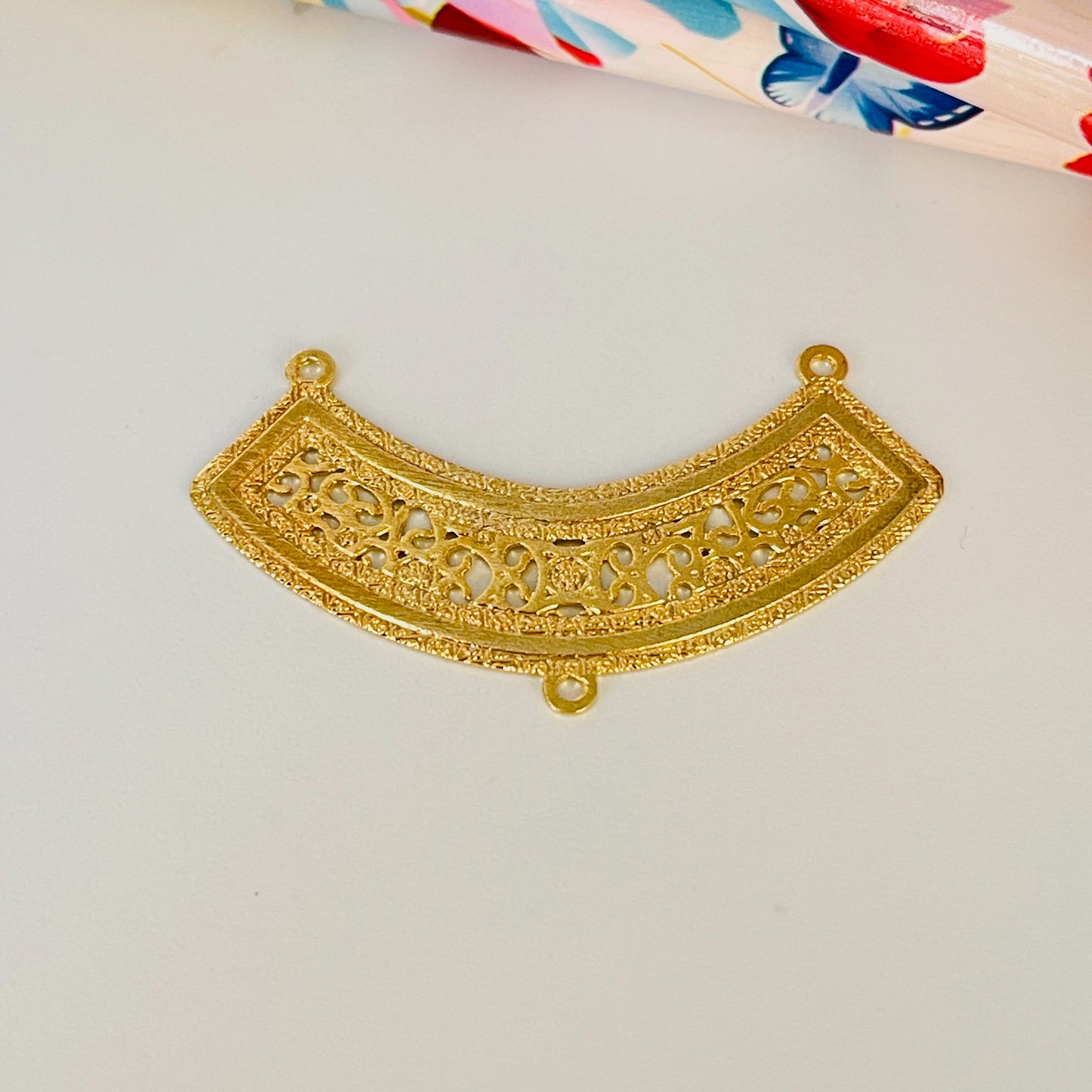 FO128 37x5 mm Figura Baño Oro Figuras Bañadas en Oro y Plata hecho de Bronce Bañado en Oro 18K Joyas Bañadas en Oro