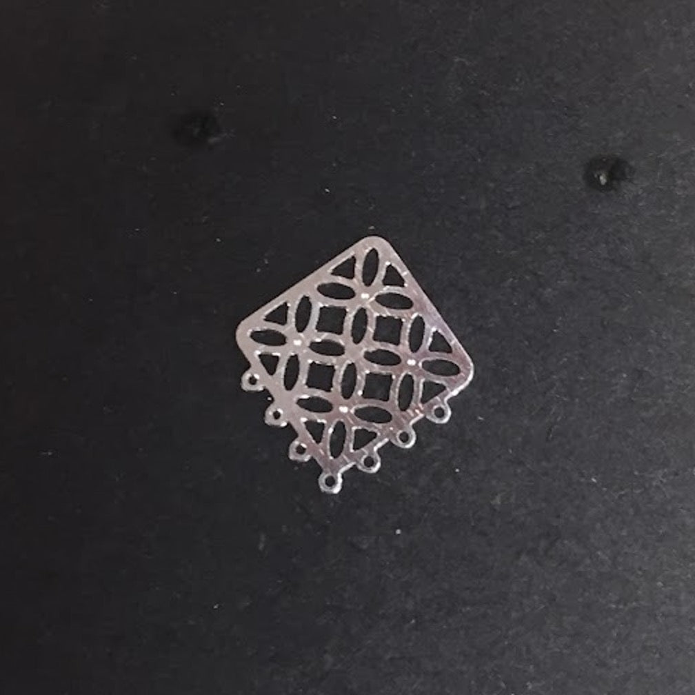 FP100 Figura Calada Rombo con 7 argollitas 20 x 20 más argollitas Figura Baño Plata