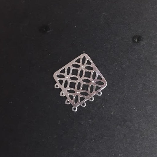 FP100 Figura Calada Rombo con 7 argollitas 20 x 20 más argollitas Figura Baño Plata