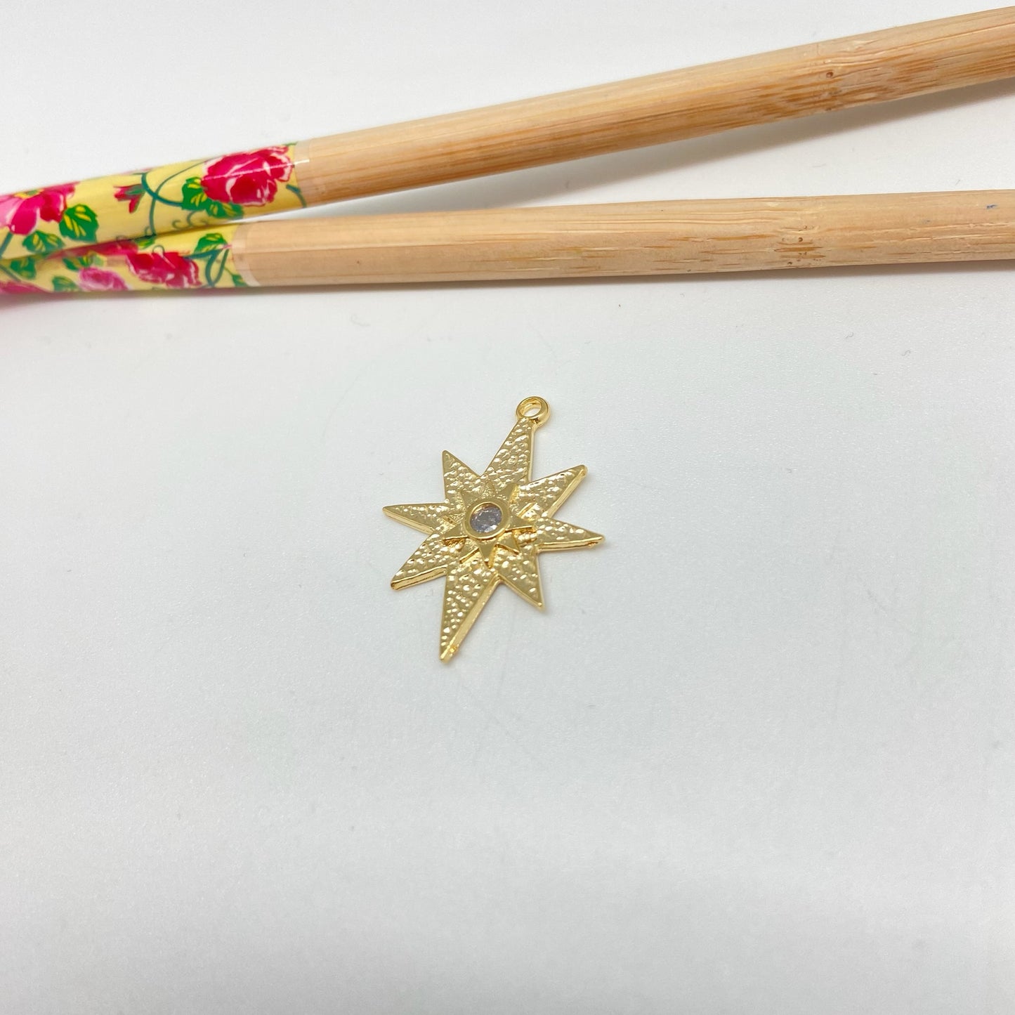 FO1055 Colgante Estrella Guía Textura rustica un circón 25 x 24 mm mas argollita Figura Baño Oro