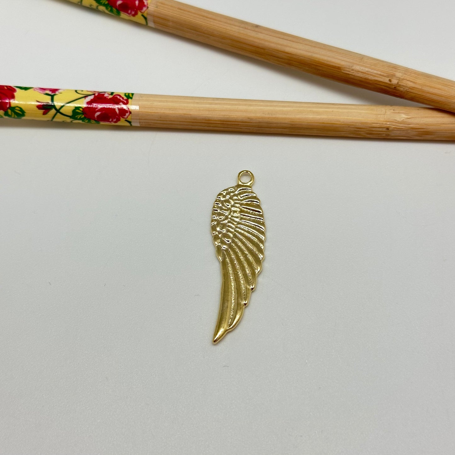 FO1043 Colgante Ala de Angel 39 x 13 mm mas argollita Figura Baño Oro