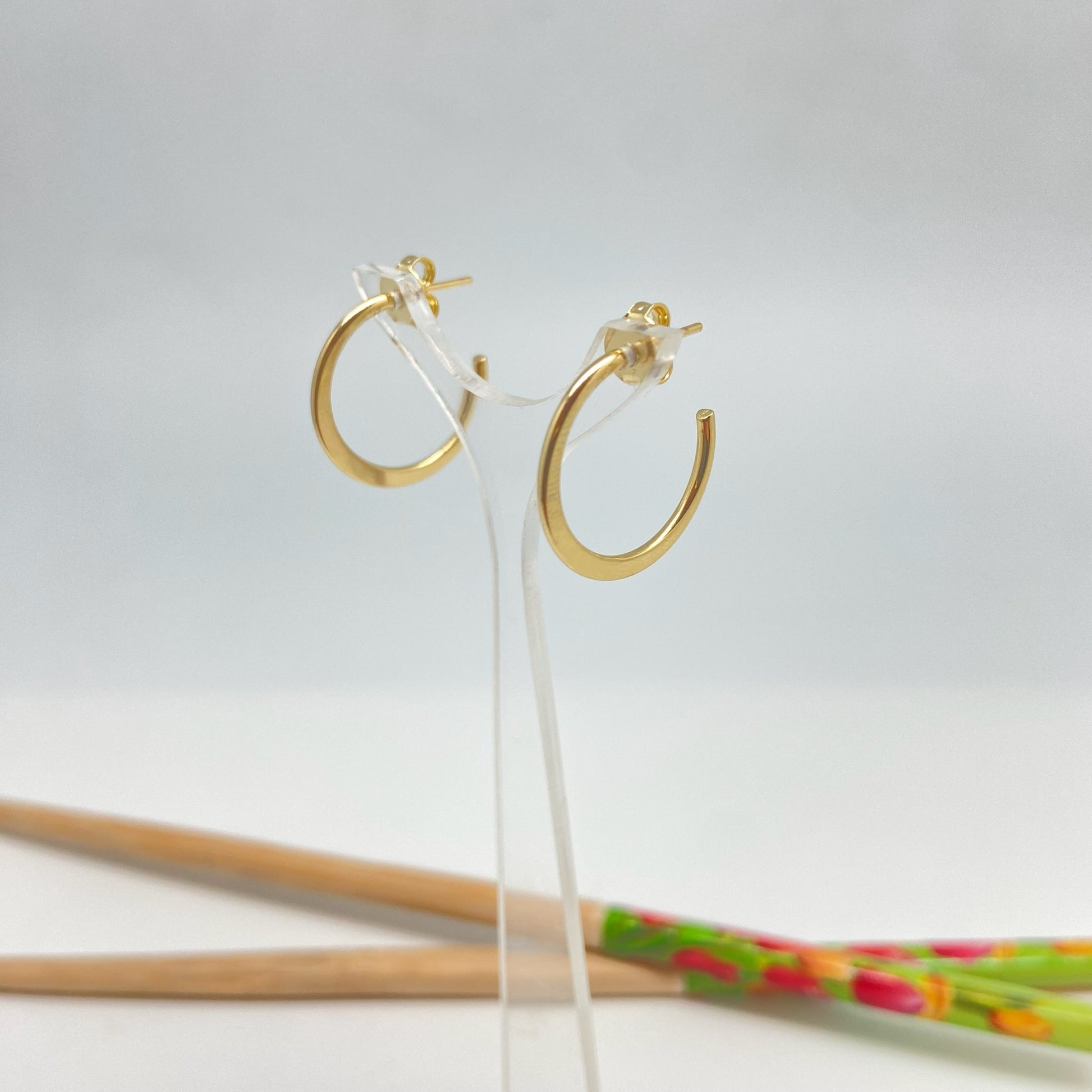 XO340 Aro argolla plana 18 x 1 mm Espesor 2 a 3 mm Aro Baño Oro Aros Bañados hecho de Bronce Bañado en Oro 18K Joyas Bañadas en Oro