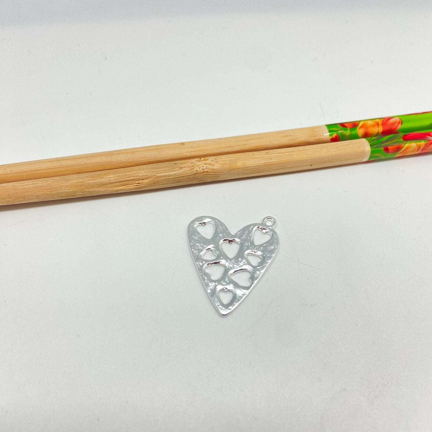 FP1054 Colgante Corazón y corazones calados Lijado ladeado 30 x 22 mas argollita Figura Baño Plata