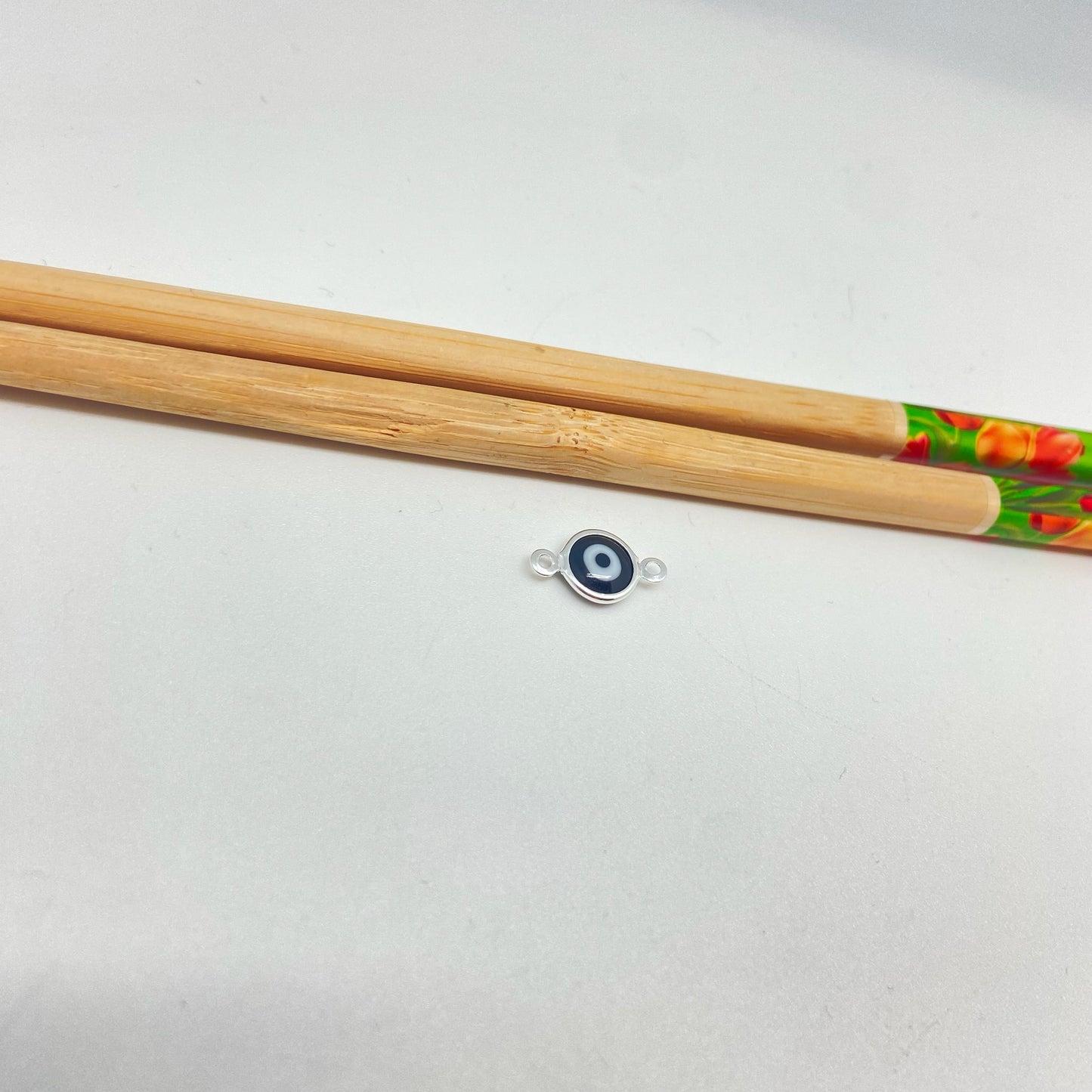 FP1049 Conector Ojo Griego Negro 8 mm mas argollitas Figura Baño Plata