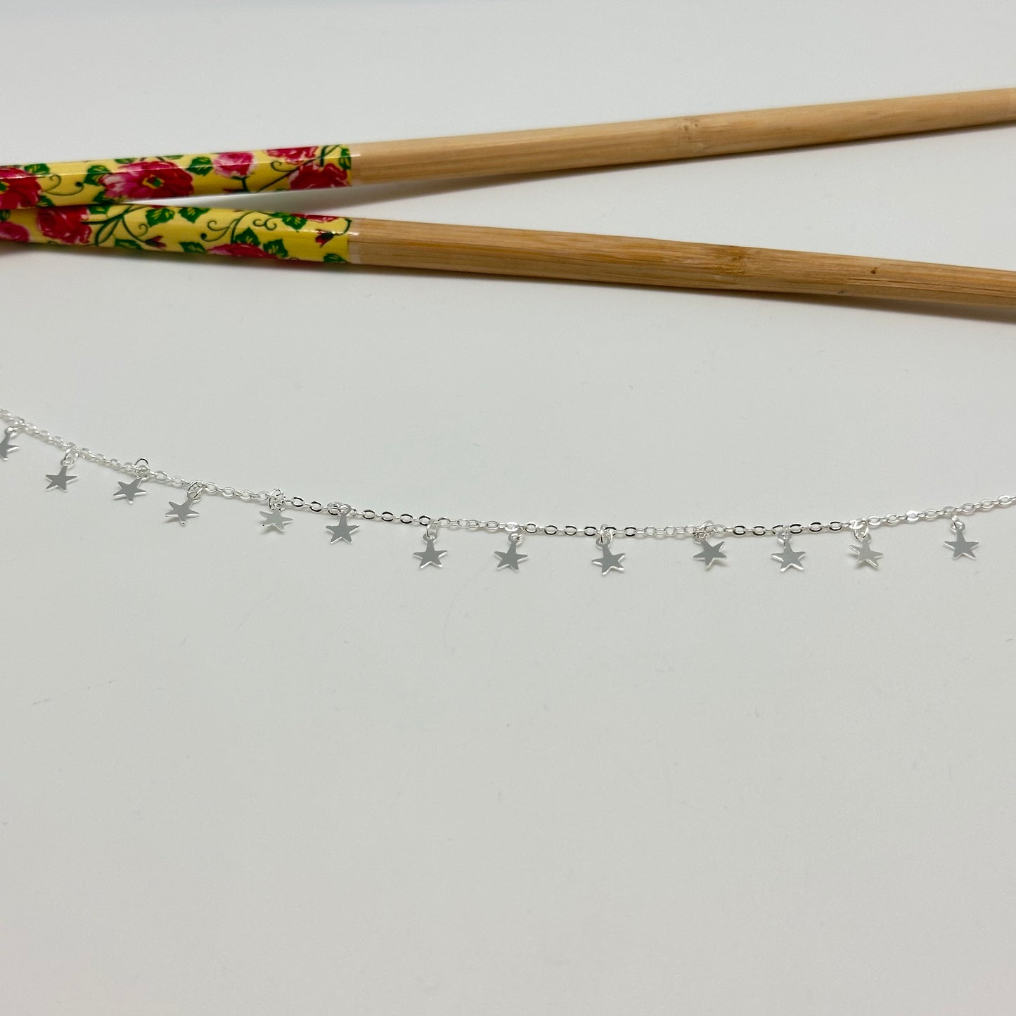 CP153 Cadena candado con estrellitas de 5 mm colgantes separadas por 10 mm Cadena por Metro Baño Plata