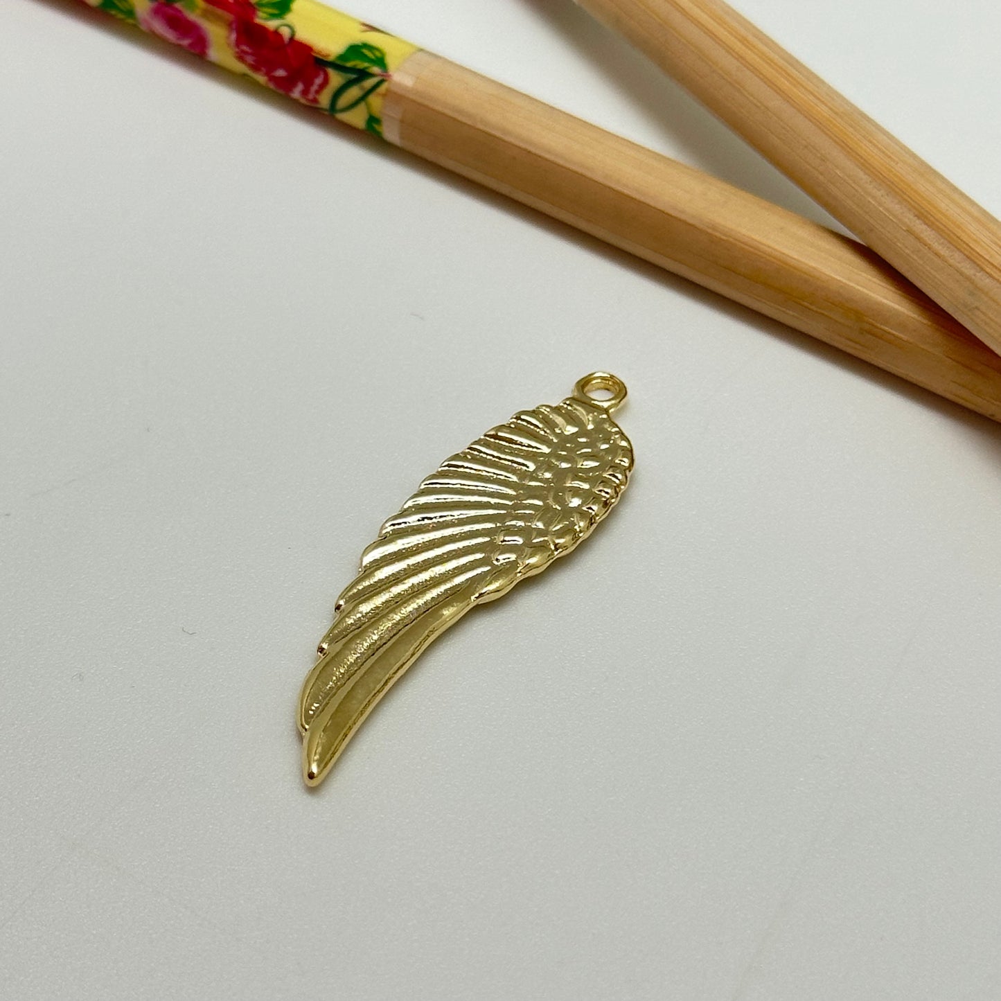 FO1043 Colgante Ala de Angel 39 x 13 mm mas argollita Figura Baño Oro