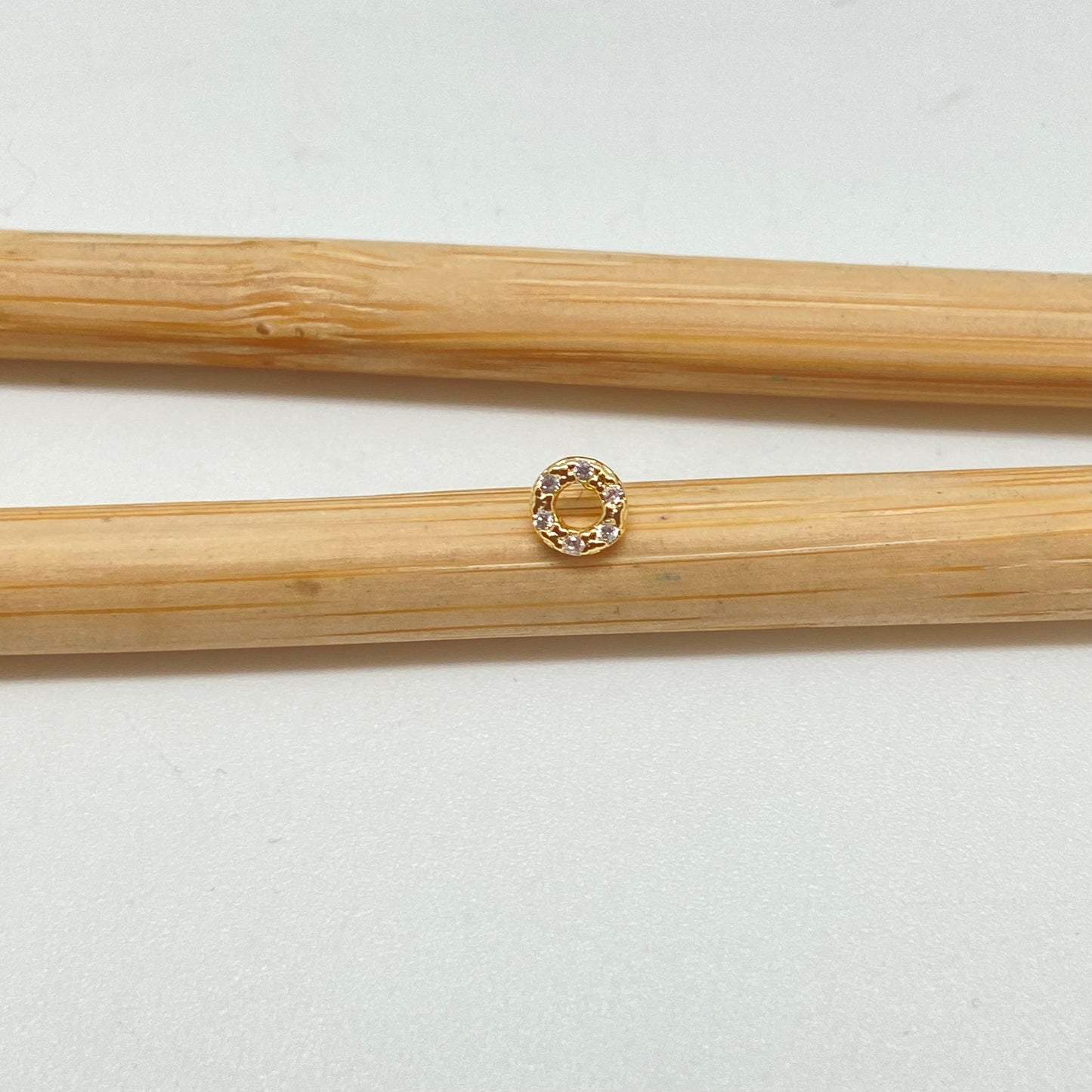 XO382 Aro Mini Letras Circones 5 mm Aro Baño Oro