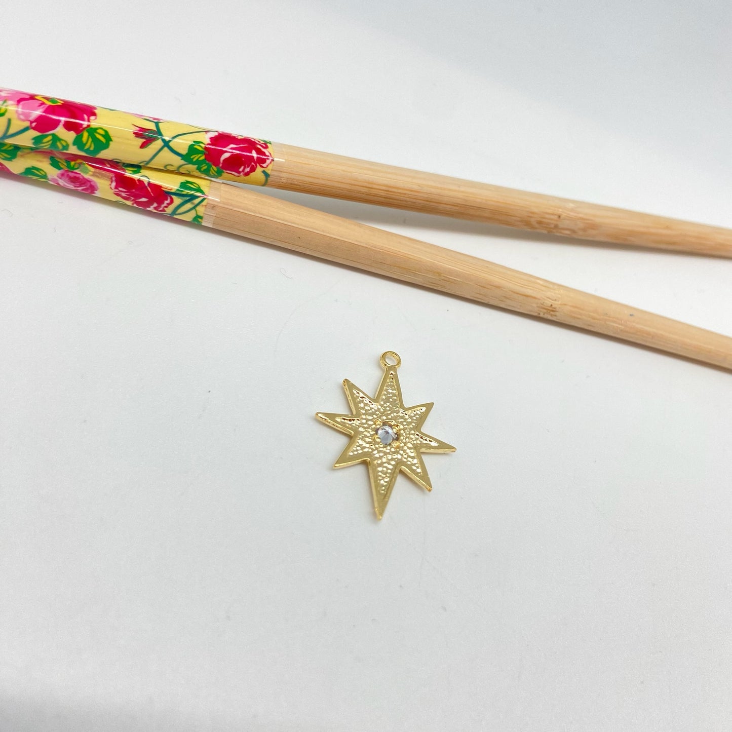 FO1055 Colgante Estrella Guía Textura rustica un circón 25 x 24 mm mas argollita Figura Baño Oro