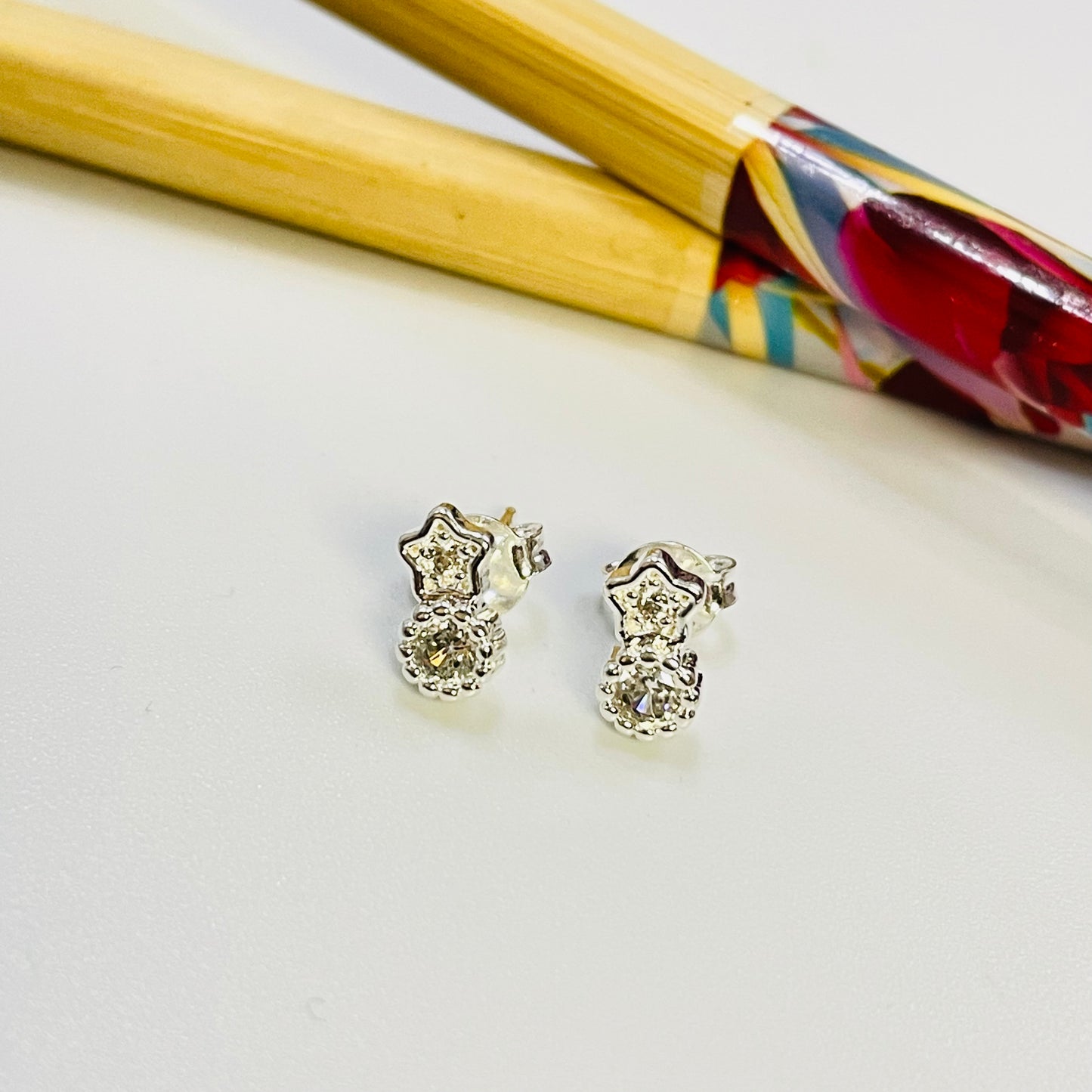 XP367 Aro mini estrella con circón 4 mm y Punto de Luz borde rutilado diá. 4.5 mm Tamaño Total 8.5 x 4.5 mm Aro Baño Plata