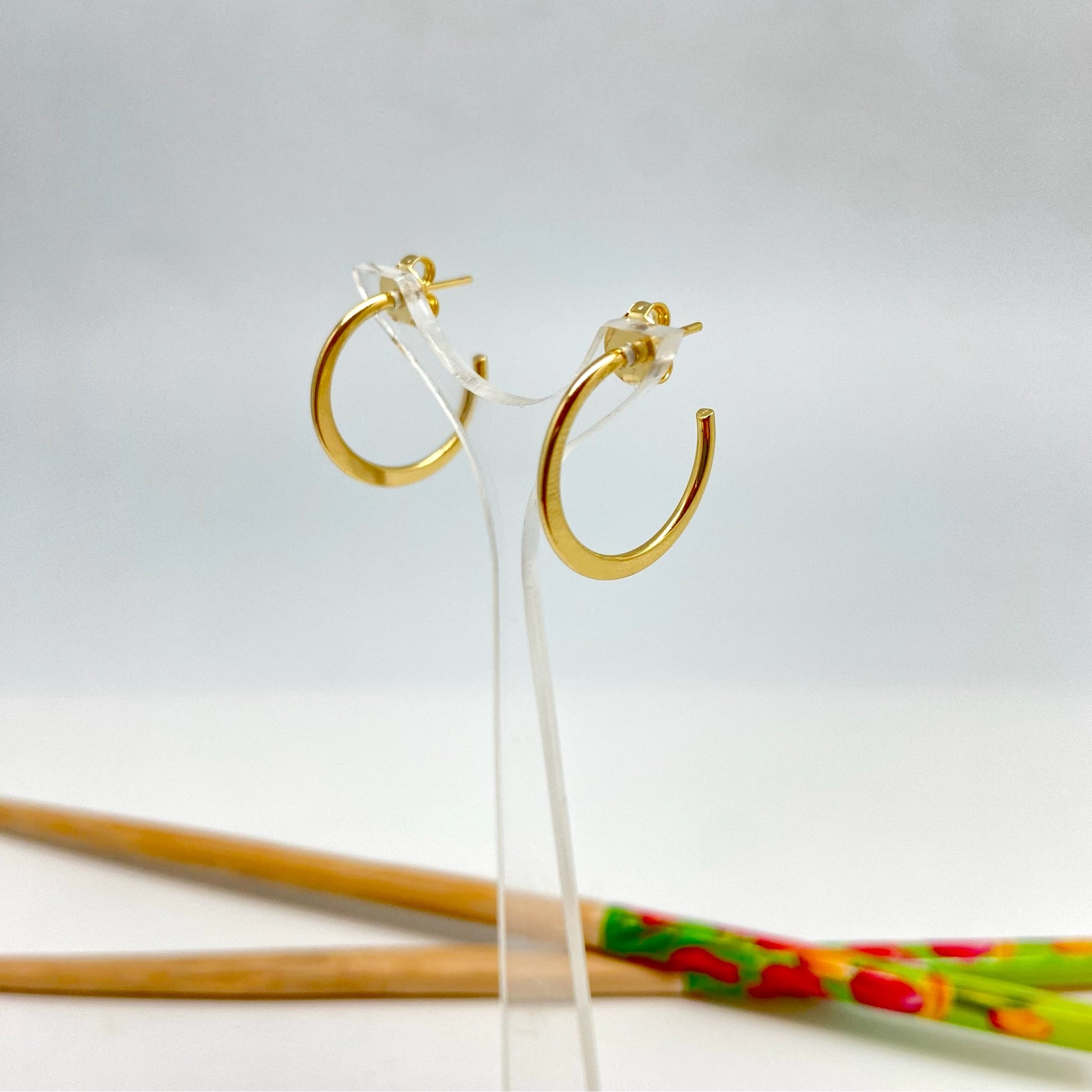 XO340 Aro argolla plana 18 x 1 mm Espesor 2 a 3 mm Aro Baño Oro Aros Bañados hecho de Bronce Bañado en Oro 18K Joyas Bañadas en Oro