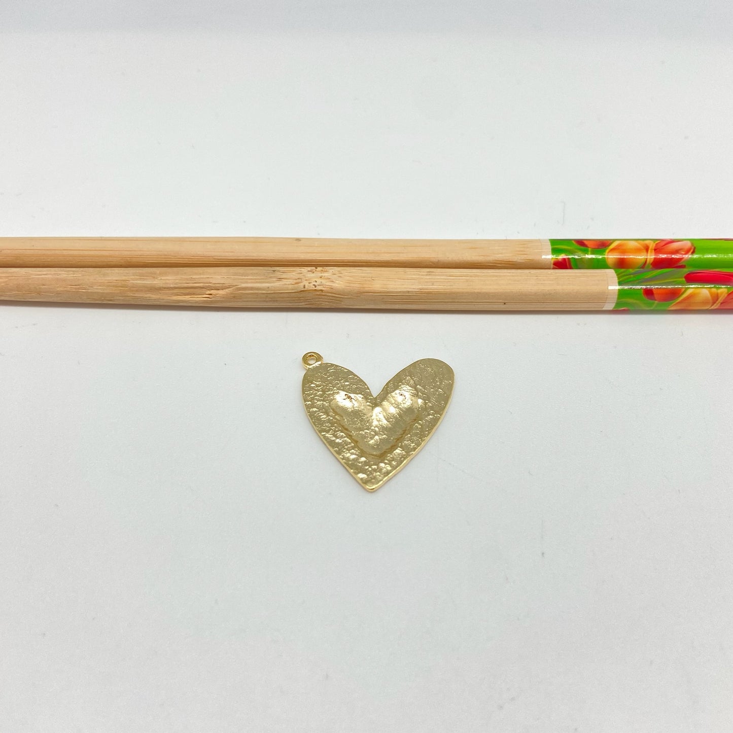 FO1057 Colgante Corazón Ladeado con corazón liso en relieve 26 x 26 mm mas argollita Figura Baño Oro