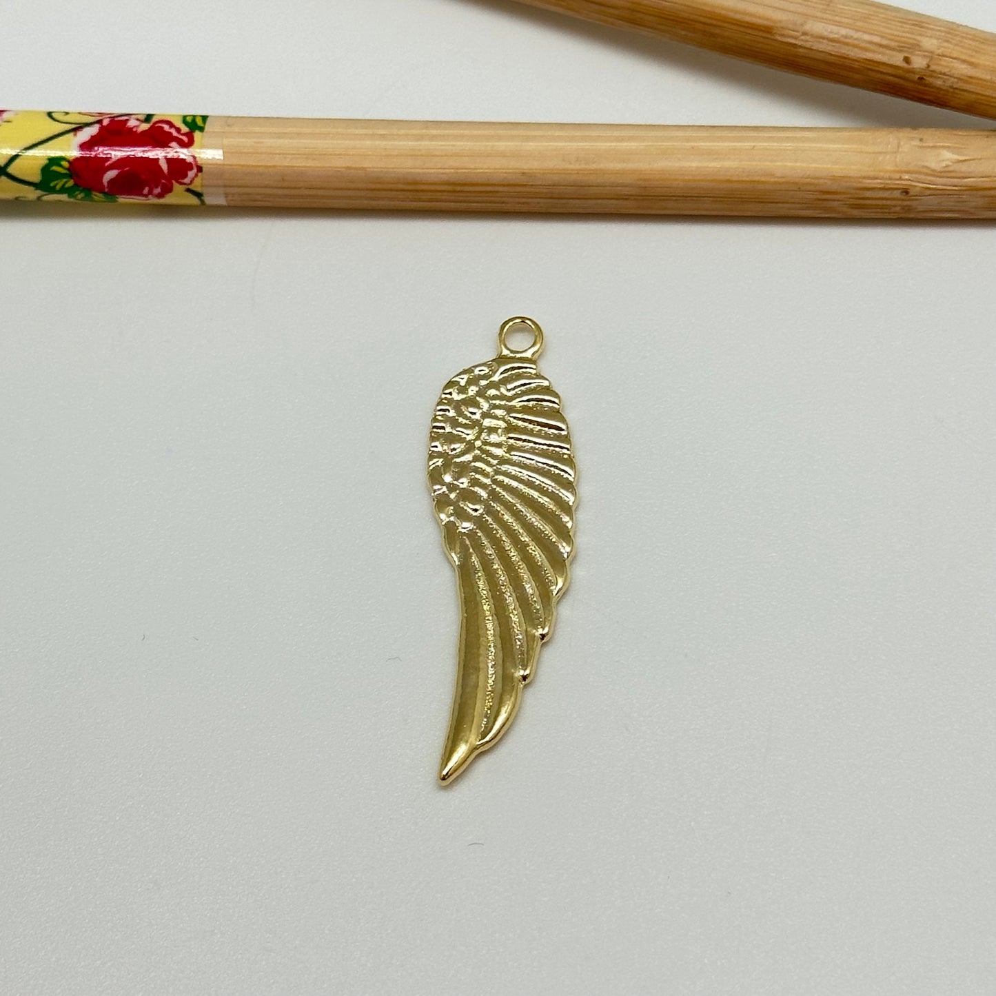 FO1043 Colgante Ala de Angel 39 x 13 mm mas argollita Figura Baño Oro